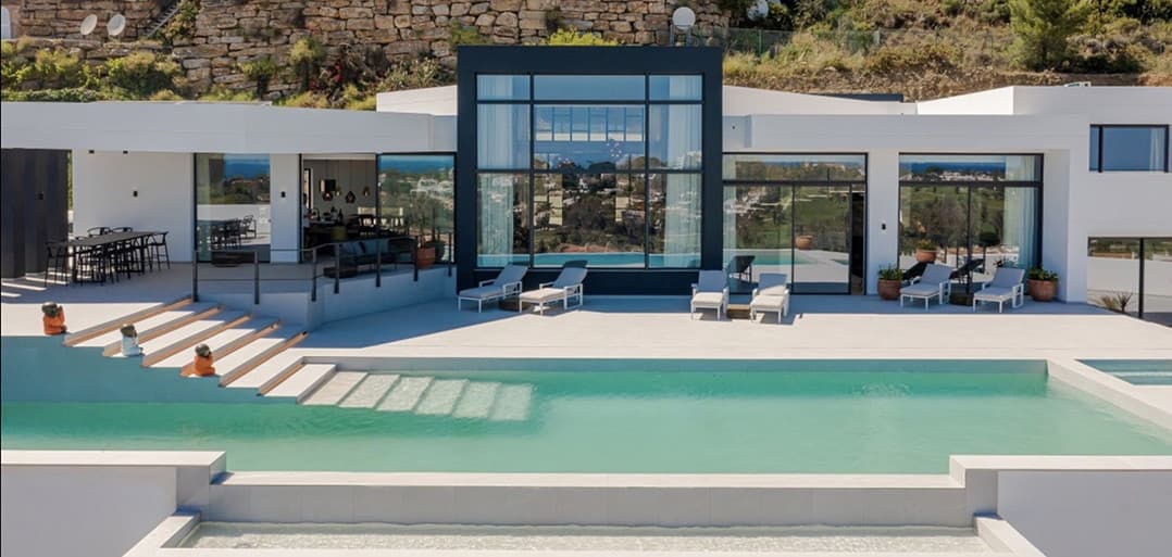1,580 m² of Pure Luxury, Privacy & Panoramic Views