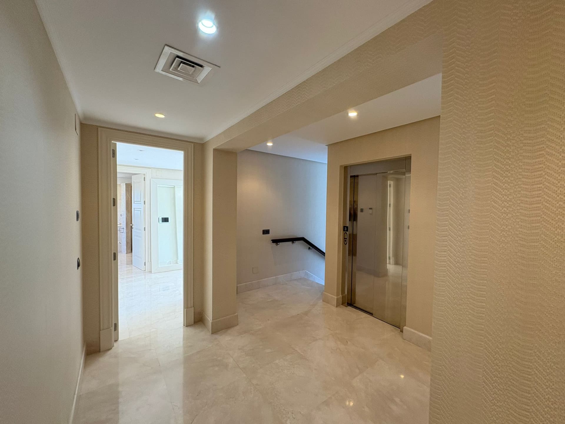 Estepona – Luxury Duplex Penthouse with Private Rooftop Solarium and open sea views