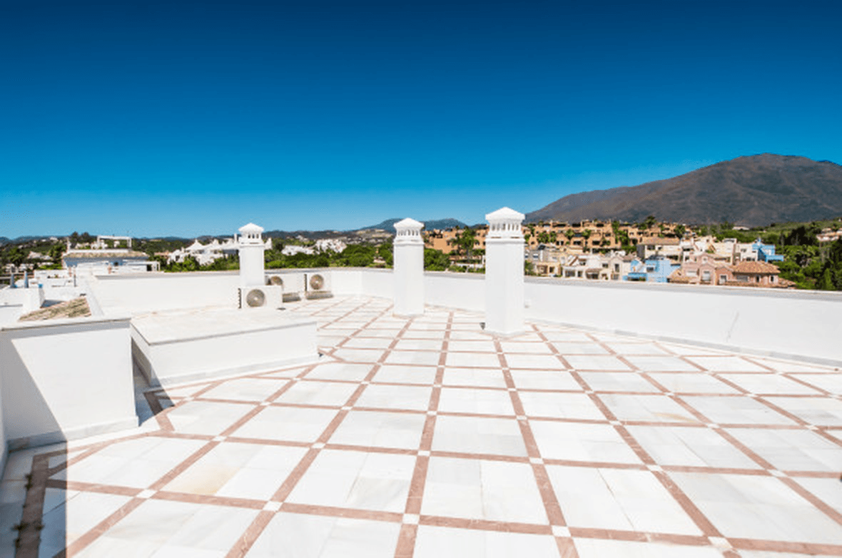 Estepona – Luxury Duplex Penthouse with Private Rooftop Solarium and open sea views