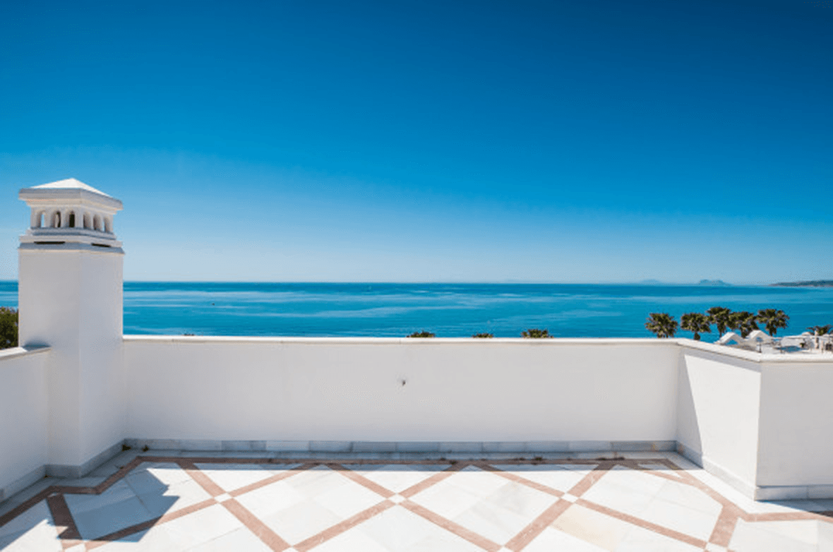 Estepona – Luxury Duplex Penthouse with Private Rooftop Solarium and open sea views
