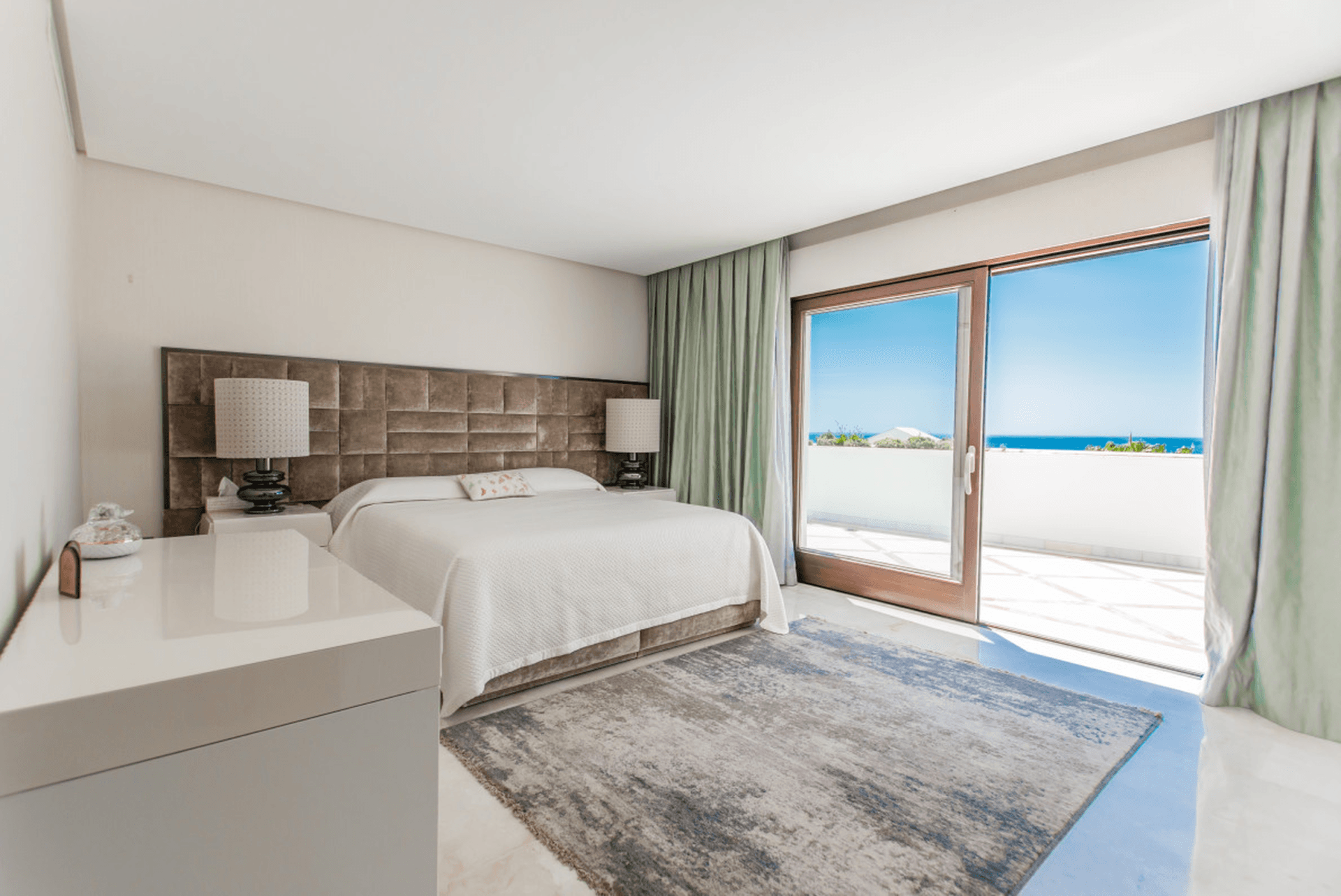 Estepona – Luxury Duplex Penthouse with Private Rooftop Solarium and open sea views