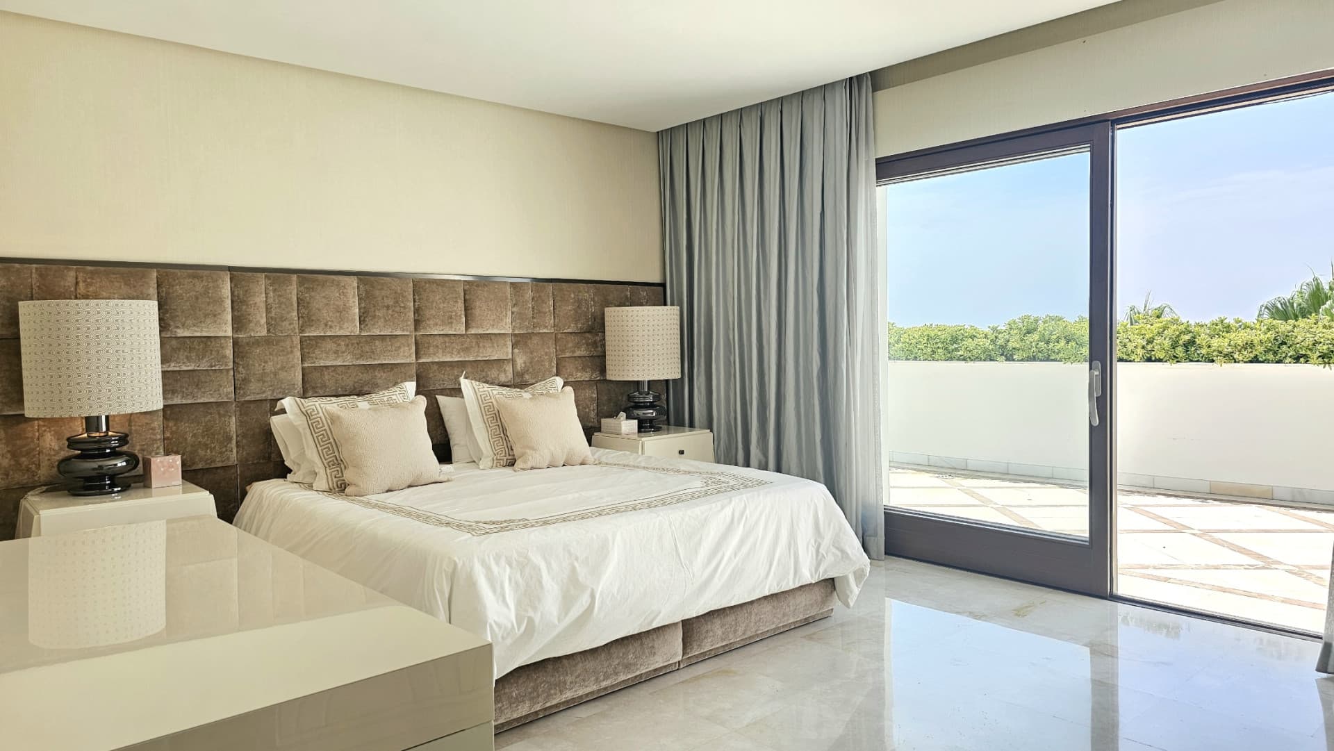 Estepona – Luxury Duplex Penthouse with Private Rooftop Solarium and open sea views