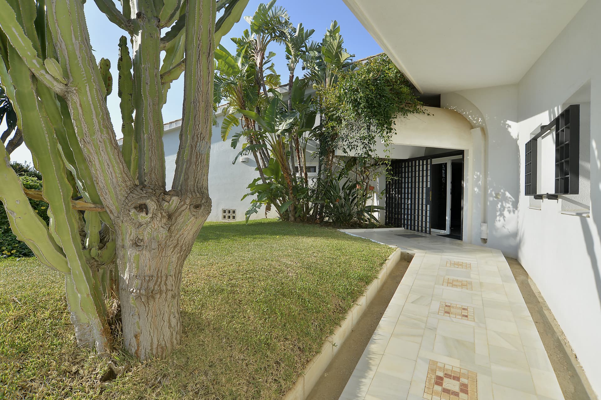 INVESTMENT OPORTUNITY-Villa designed by well-known architects with panoramic sea- and mountain view in Marbella