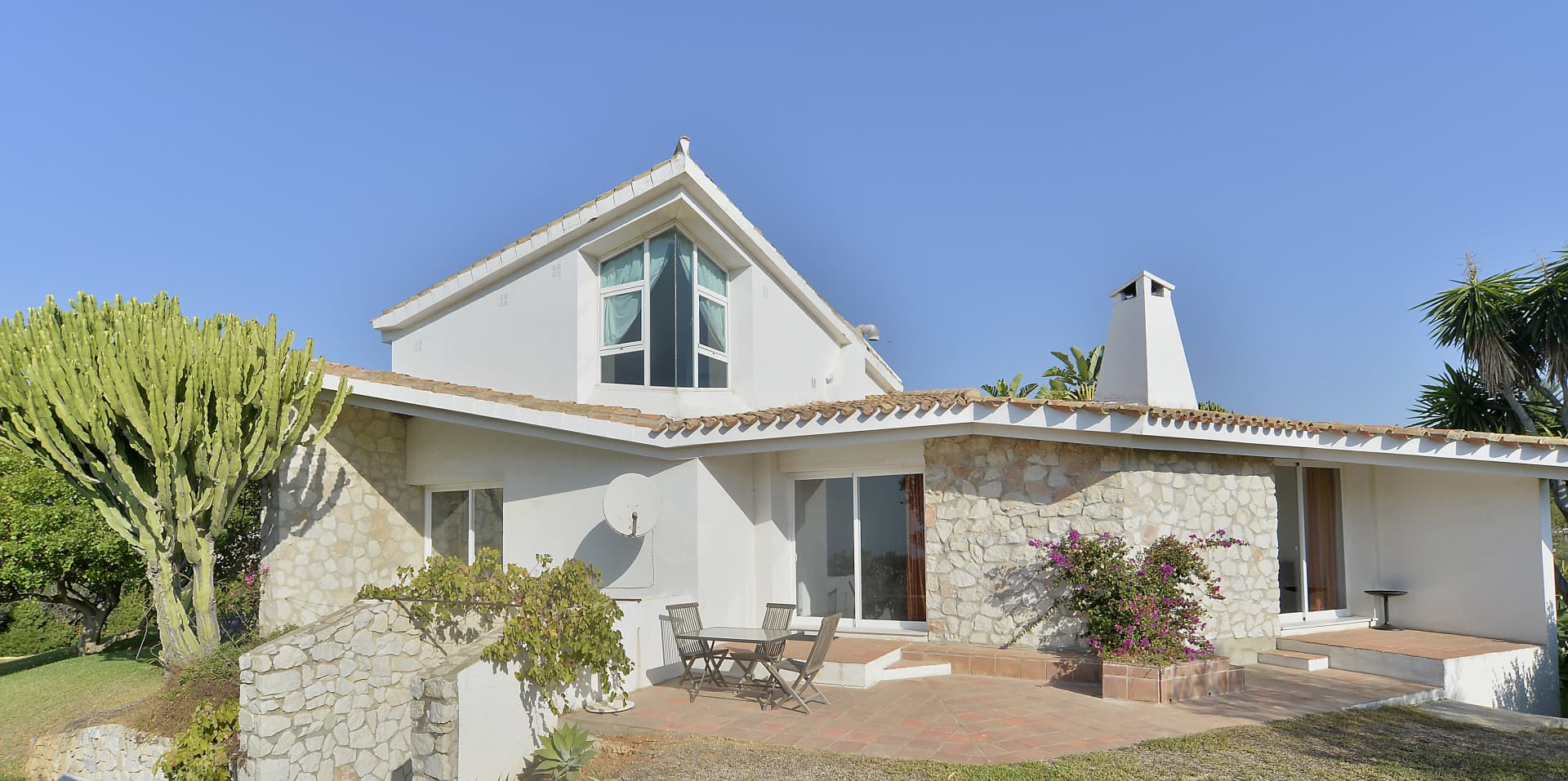 INVESTMENT OPORTUNITY-Villa designed by well-known architects with panoramic sea- and mountain view in Marbella