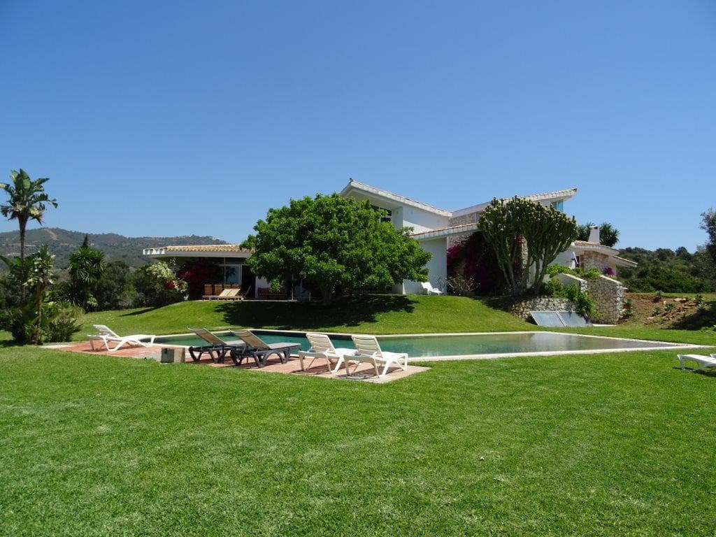INVESTMENT OPORTUNITY-Villa designed by well-known architects with panoramic sea- and mountain view in Marbella