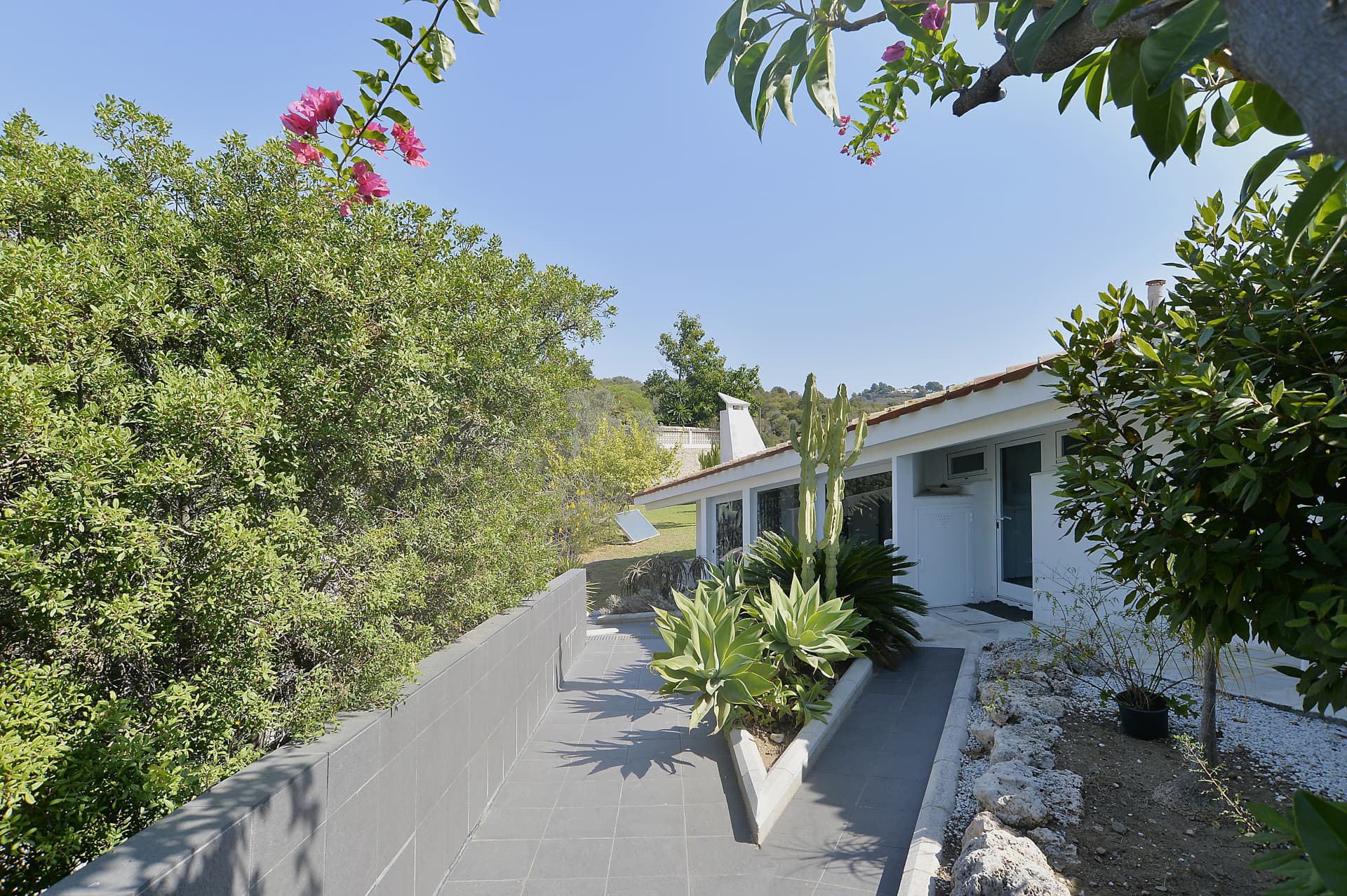 INVESTMENT OPORTUNITY-Villa designed by well-known architects with panoramic sea- and mountain view in Marbella