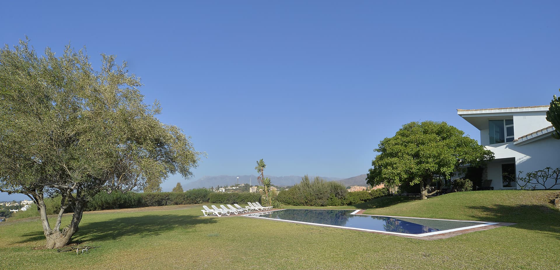 INVESTMENT OPORTUNITY-Villa designed by well-known architects with panoramic sea- and mountain view in Marbella