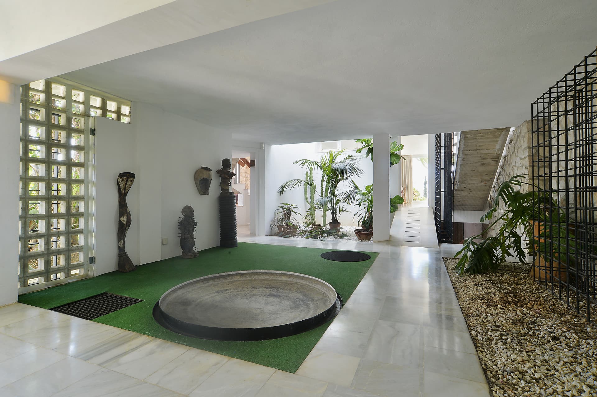 INVESTMENT OPORTUNITY-Villa designed by well-known architects with panoramic sea- and mountain view in Marbella