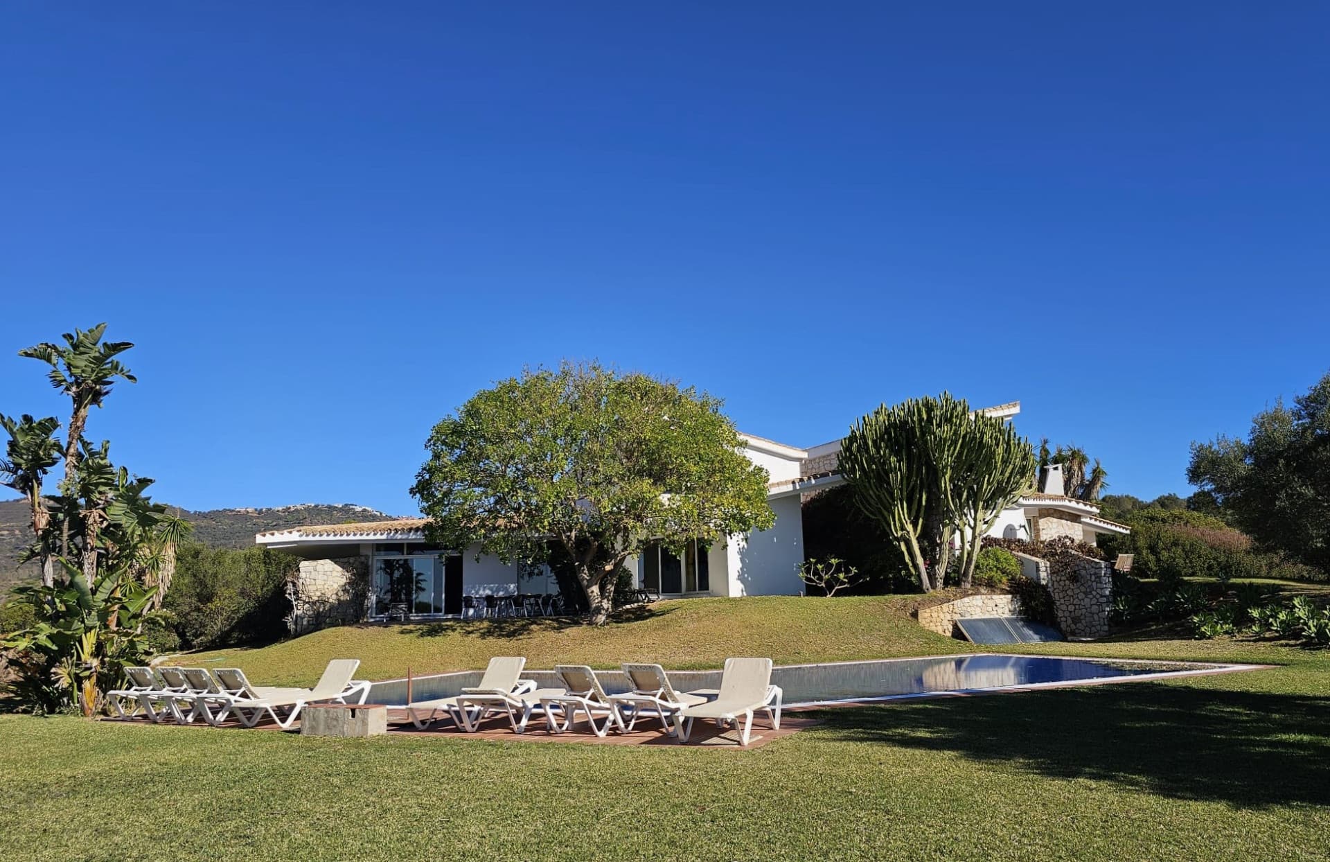 INVESTMENT OPORTUNITY-Villa designed by well-known architects with panoramic sea- and mountain view in Marbella