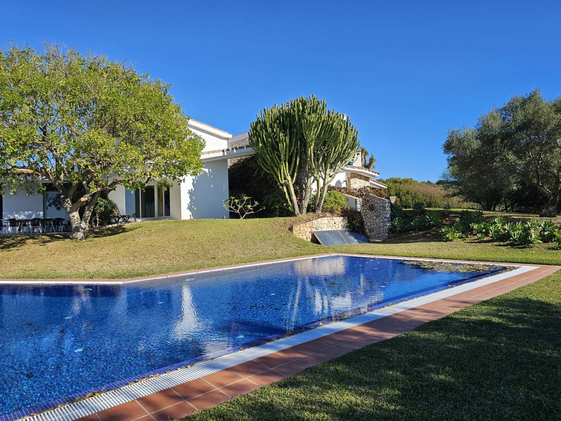 INVESTMENT OPORTUNITY-Villa designed by well-known architects with panoramic sea- and mountain view in Marbella