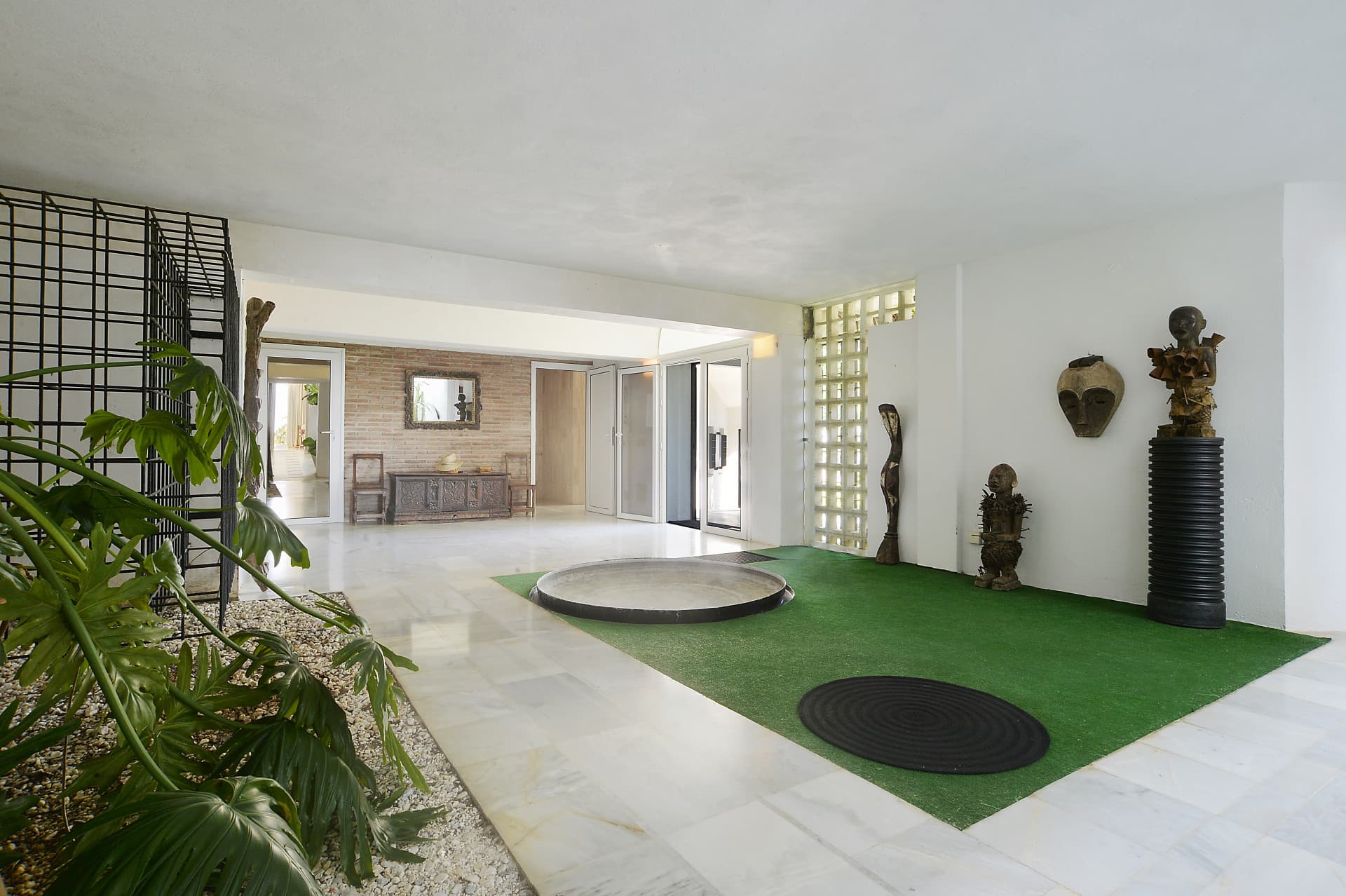 INVESTMENT OPORTUNITY-Villa designed by well-known architects with panoramic sea- and mountain view in Marbella