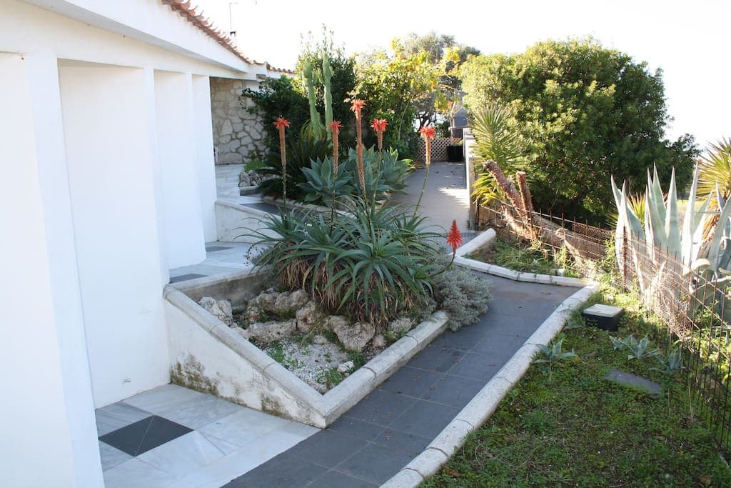 INVESTMENT OPORTUNITY-Villa designed by well-known architects with panoramic sea- and mountain view in Marbella