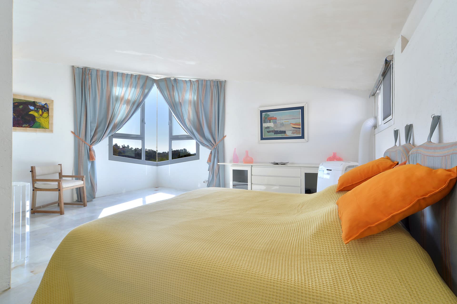INVESTMENT OPORTUNITY-Villa designed by well-known architects with panoramic sea- and mountain view in Marbella