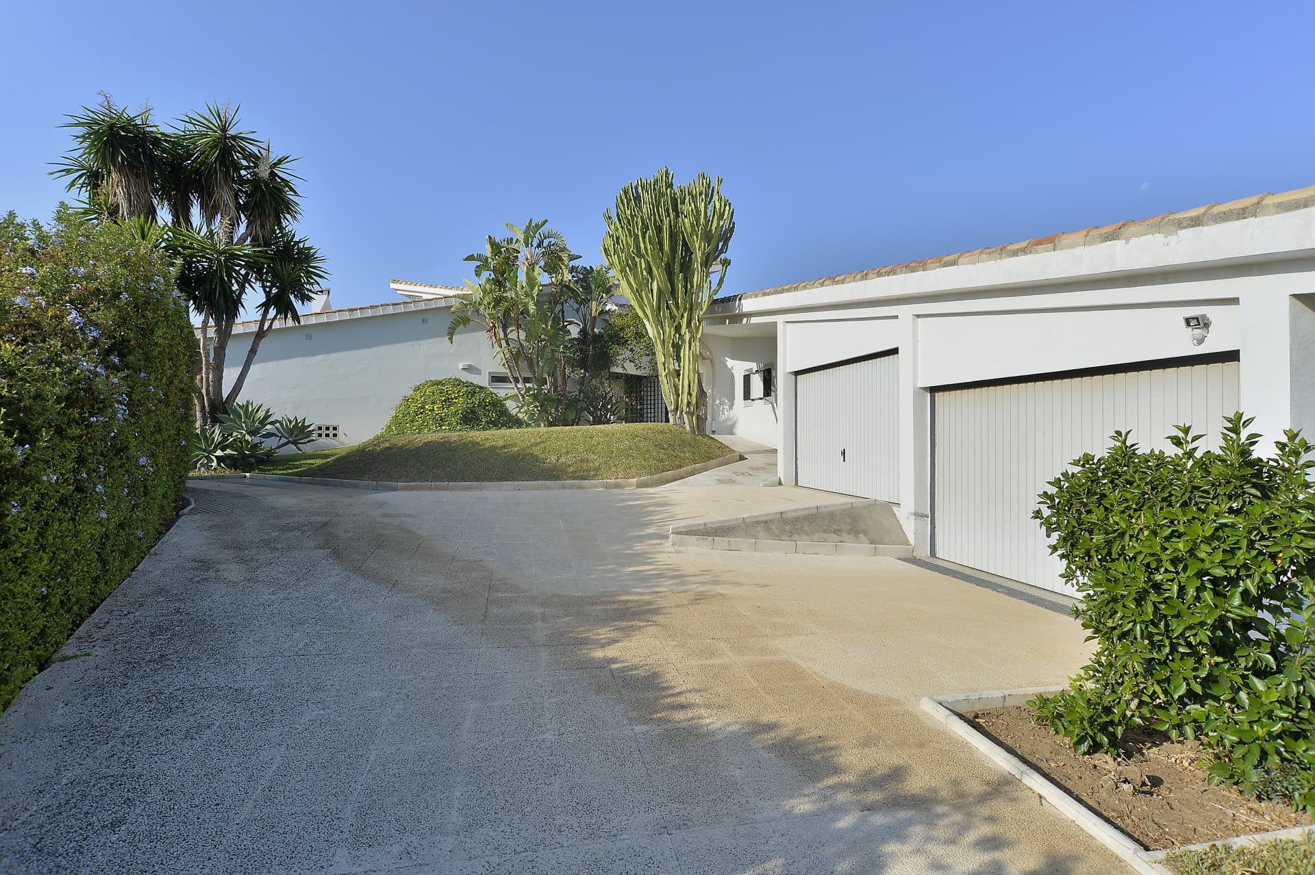 INVESTMENT OPORTUNITY-Villa designed by well-known architects with panoramic sea- and mountain view in Marbella