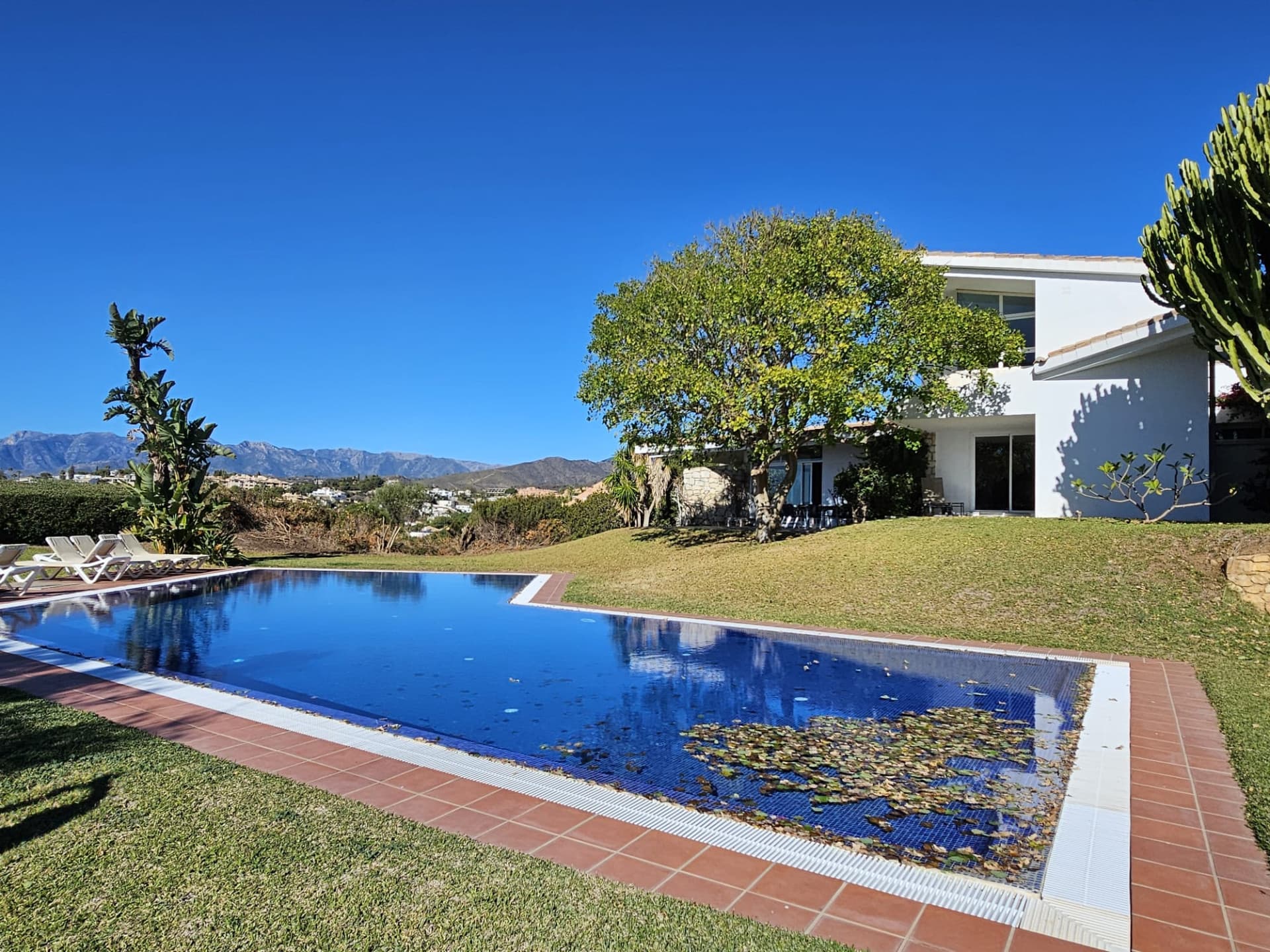 INVESTMENT OPORTUNITY-Villa designed by well-known architects with panoramic sea- and mountain view in Marbella