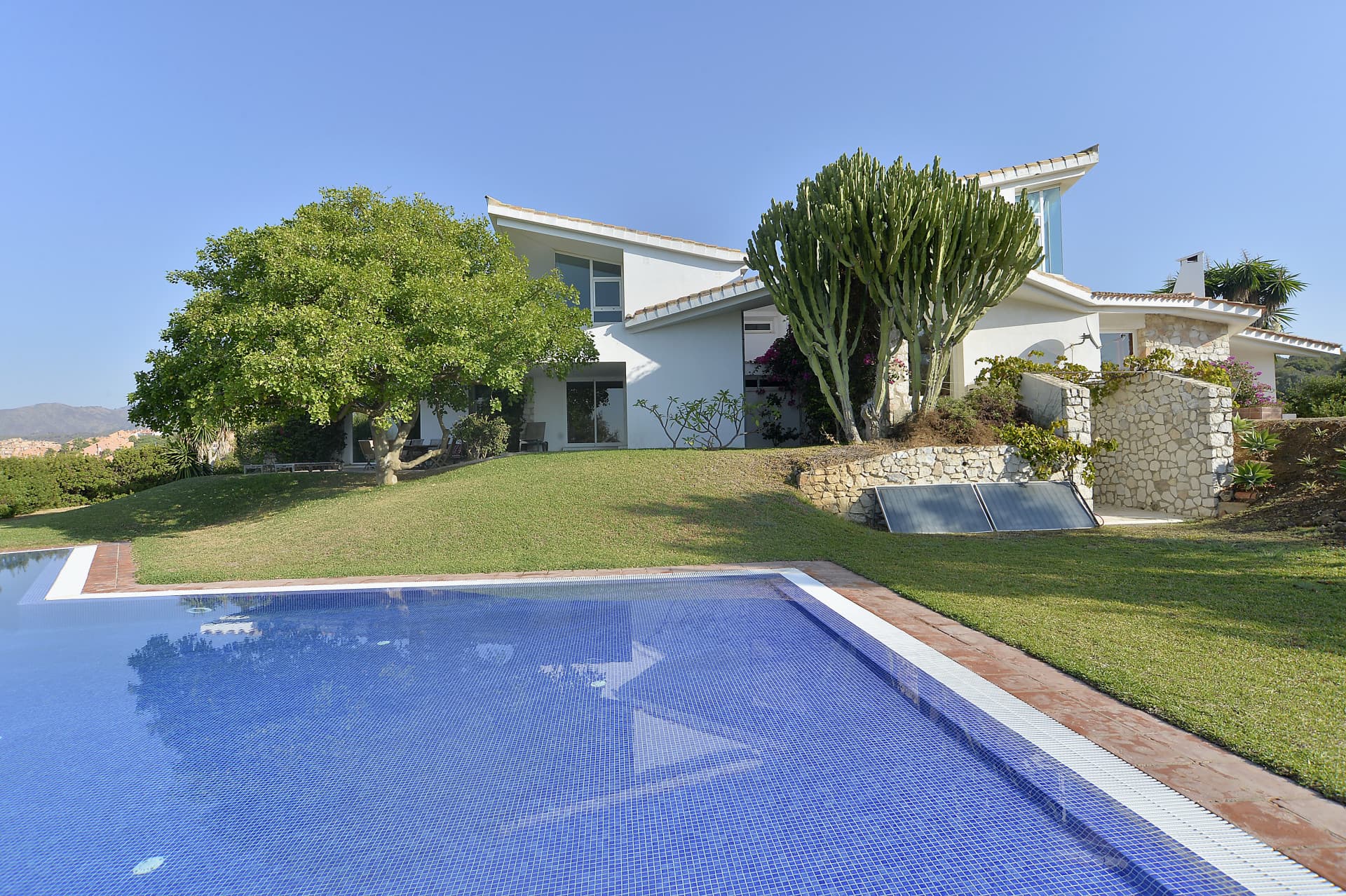 INVESTMENT OPORTUNITY-Villa designed by well-known architects with panoramic sea- and mountain view in Marbella