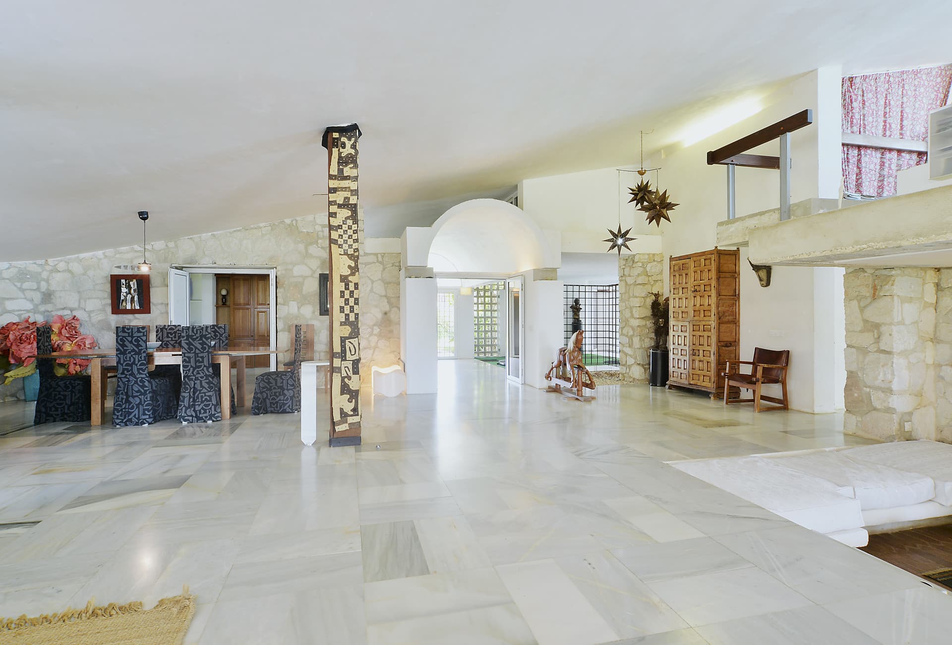 INVESTMENT OPORTUNITY-Villa designed by well-known architects with panoramic sea- and mountain view in Marbella