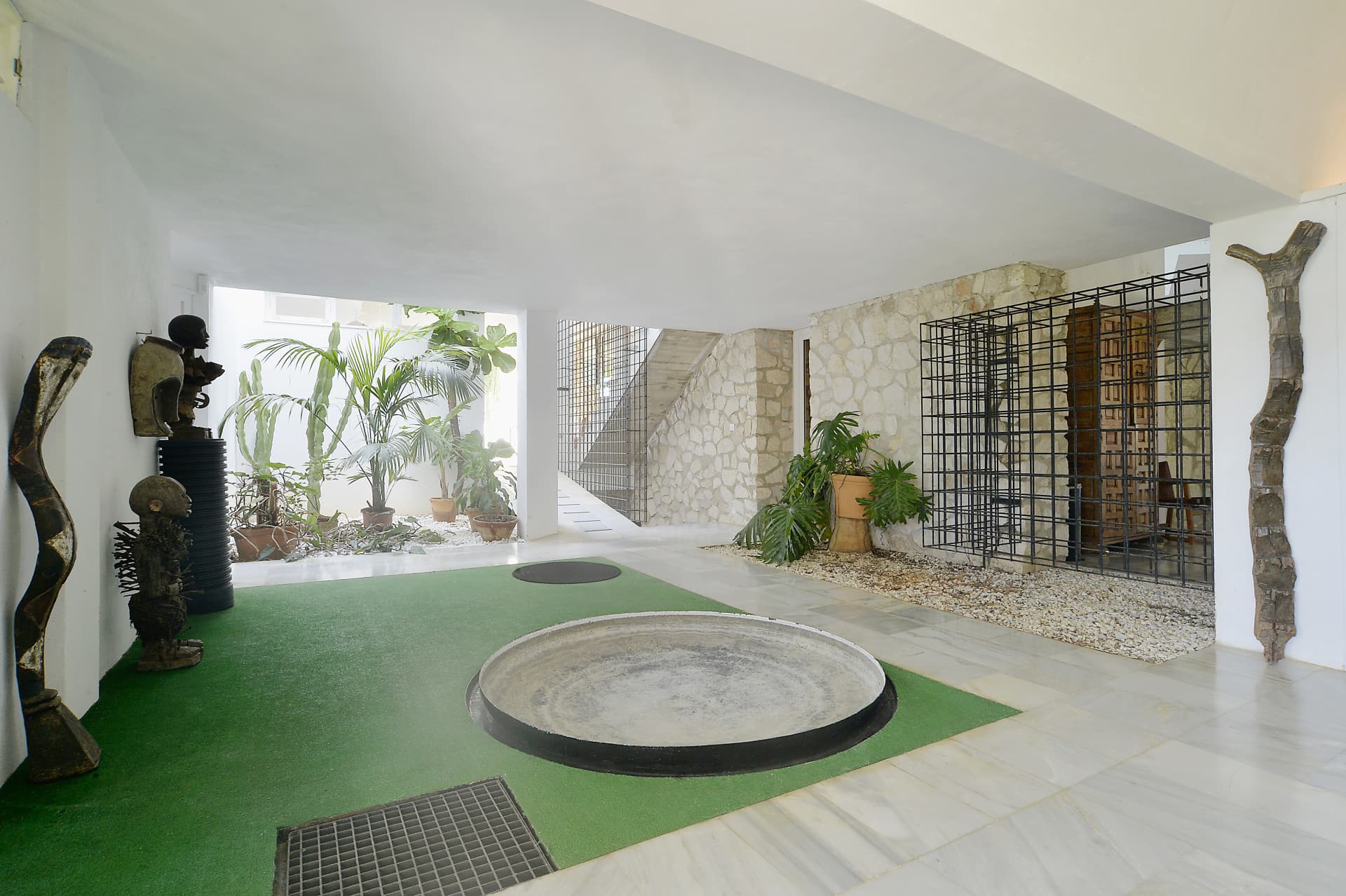 INVESTMENT OPORTUNITY-Villa designed by well-known architects with panoramic sea- and mountain view in Marbella