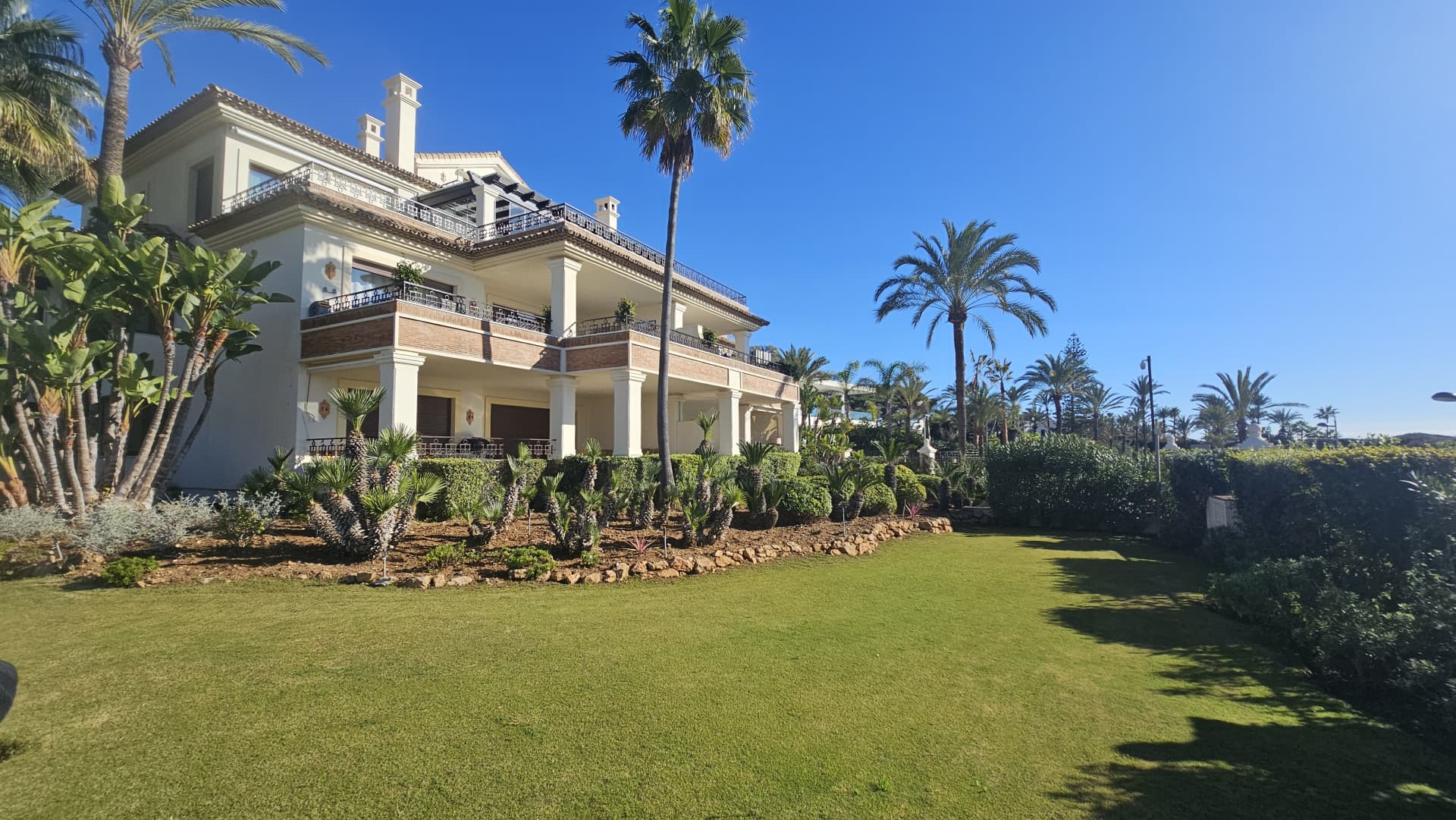 Monteros Playa - frontline beach luxury apartment