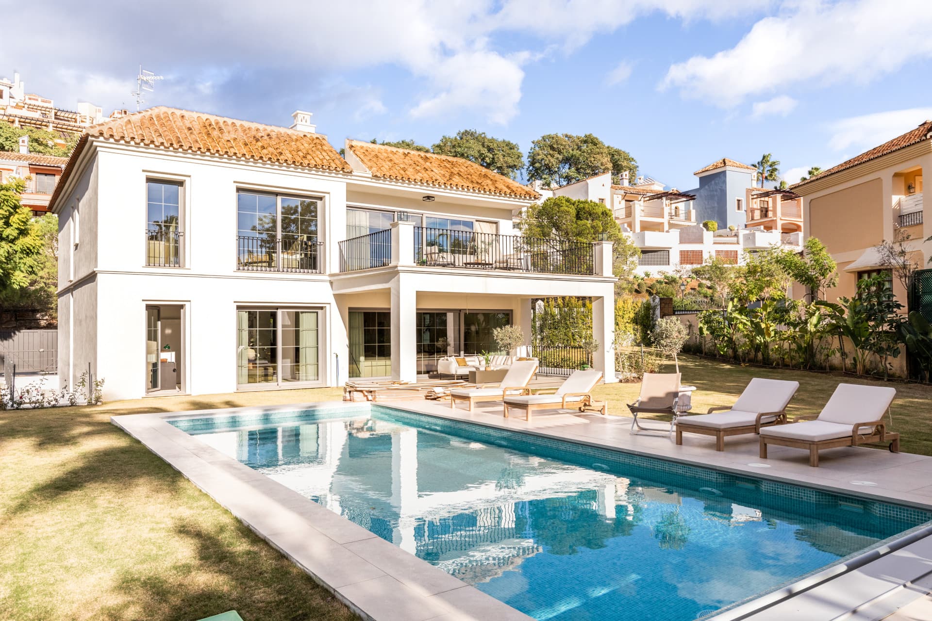 Refined contemporary residence set within the prestigious Los Arqueros community in Benahavís