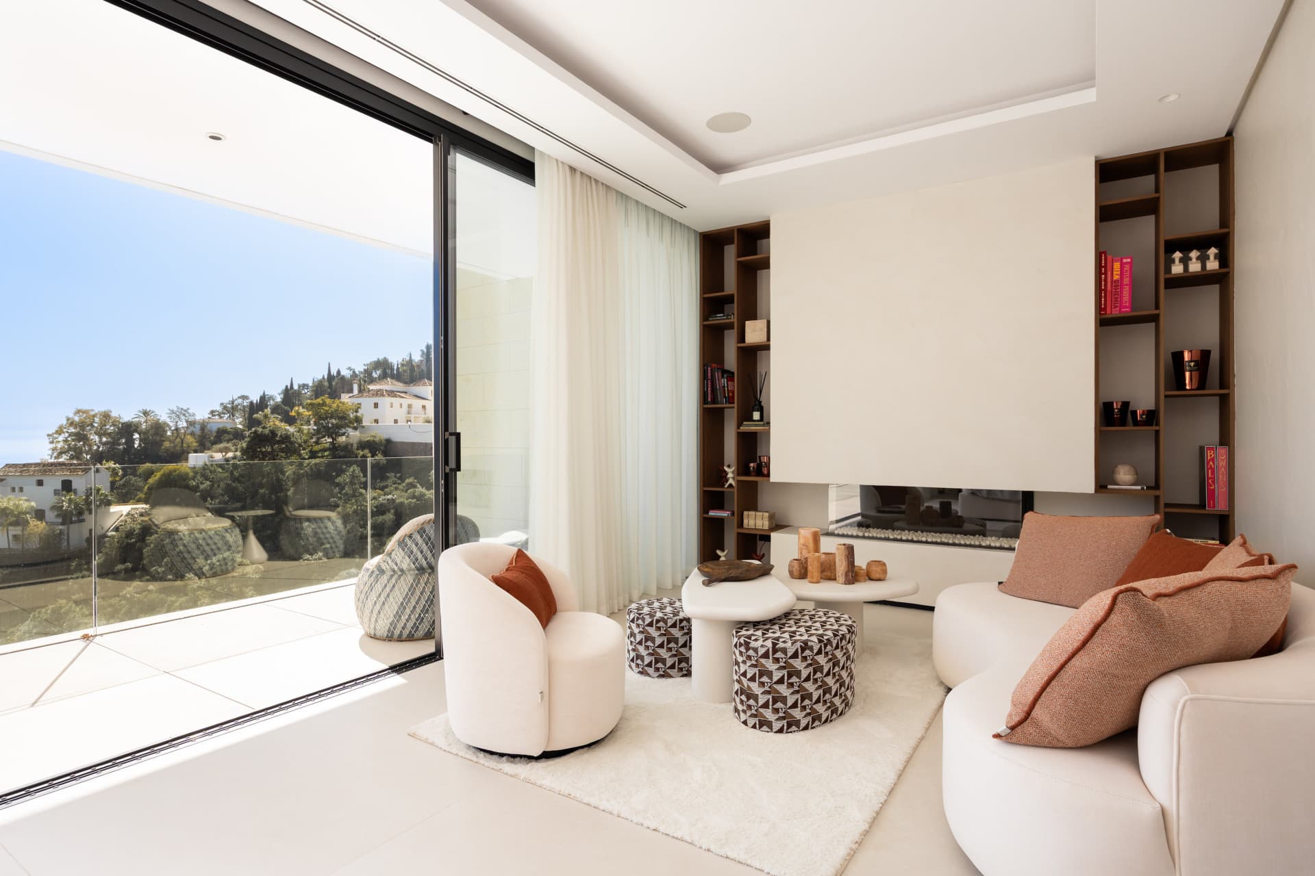 Casa De Canto is an exceptional seven-bedroom contemporary estate, in prestigious gated community of El Madroñal.