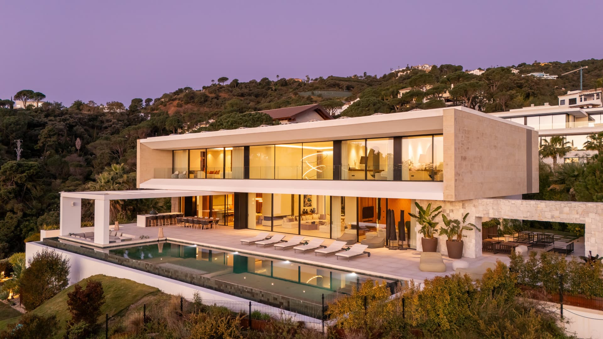 Casa De Canto is an exceptional seven-bedroom contemporary estate, in prestigious gated community of El Madroñal.