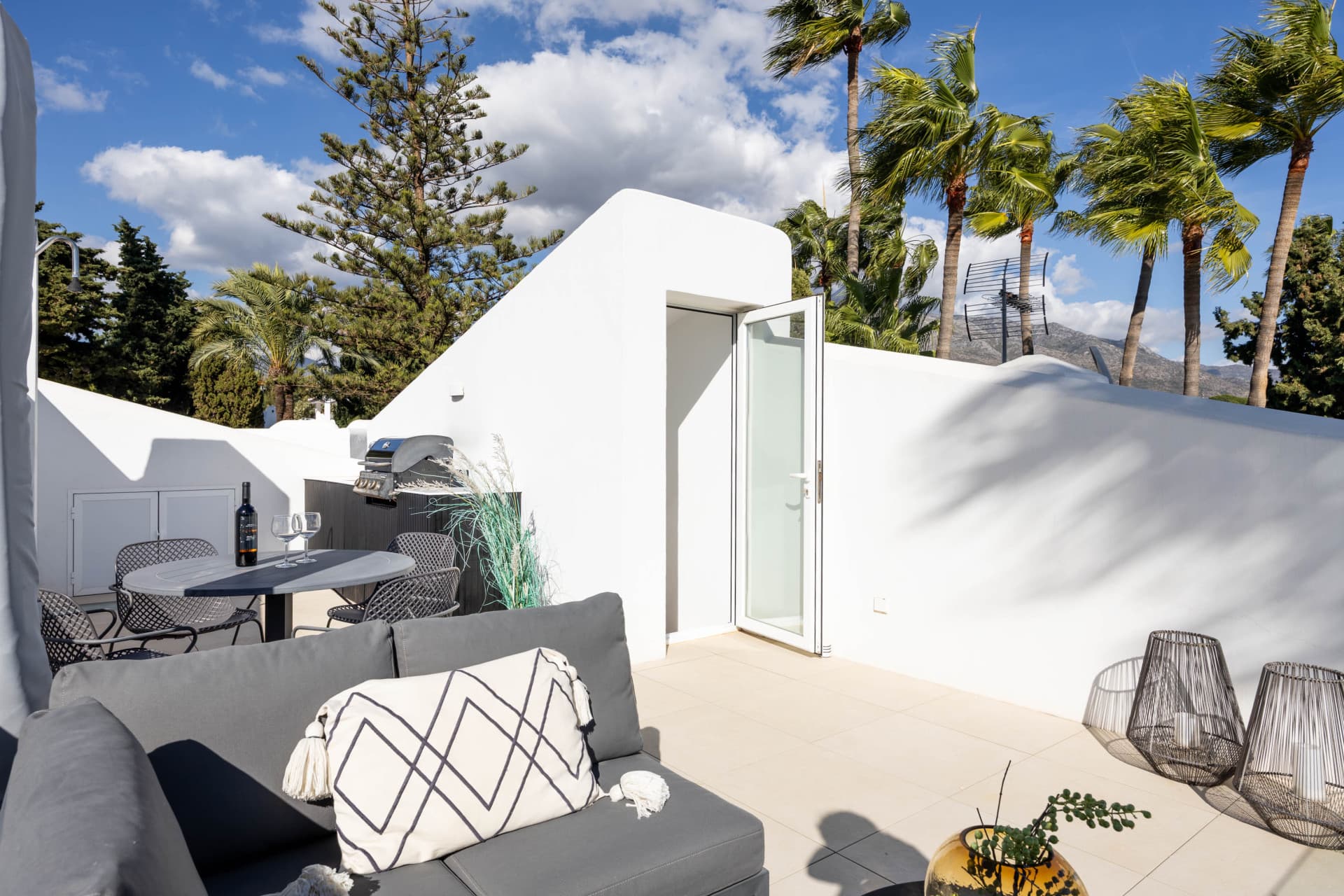 Beautifully Renovated Apartment with Stunning Views in Nueva Andalucía