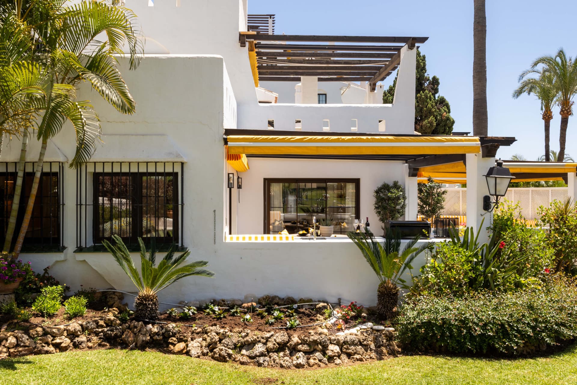 A fully renovated 3-bedroom apartment in iconic Aldea Blanca, rebuilt to Scandinavian standards with premium finishes and two south-west terraces, steps from Puerto Banús.