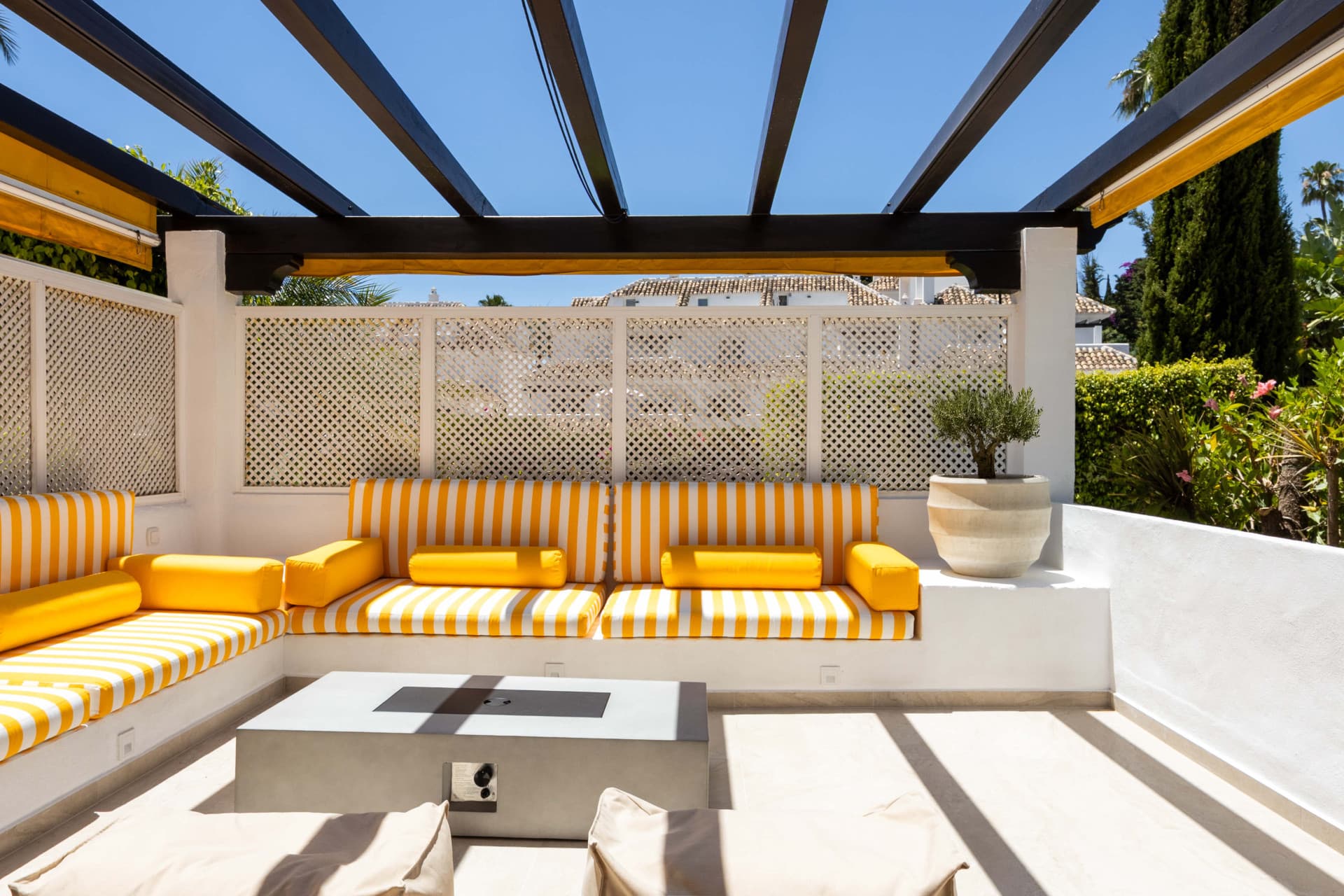 A fully renovated 3-bedroom apartment in iconic Aldea Blanca, rebuilt to Scandinavian standards with premium finishes and two south-west terraces, steps from Puerto Banús.