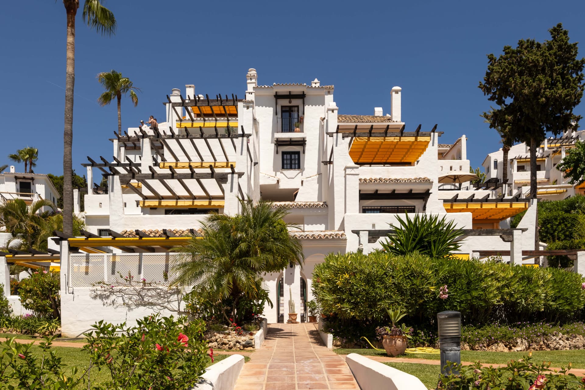 A fully renovated 3-bedroom apartment in iconic Aldea Blanca, rebuilt to Scandinavian standards with premium finishes and two south-west terraces, steps from Puerto Banús.
