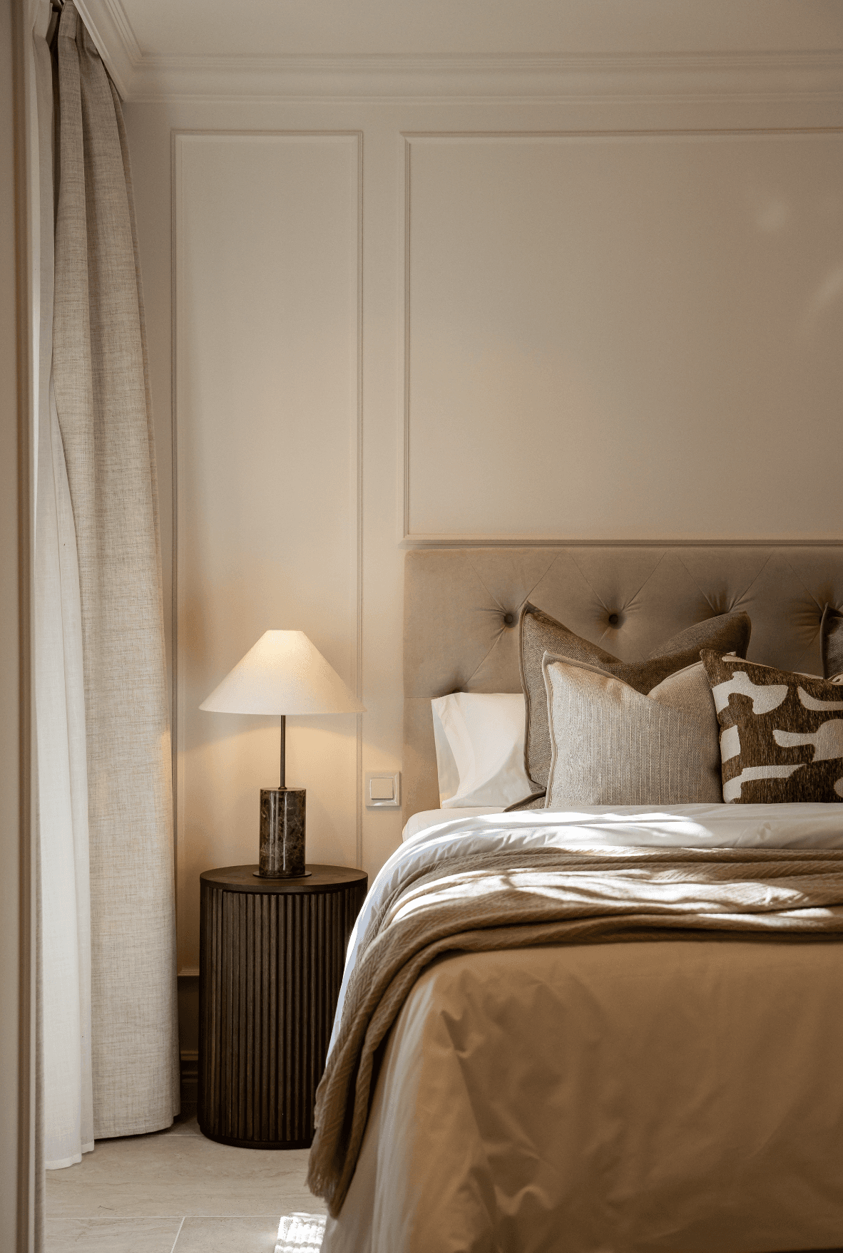 A fully renovated 3-bedroom apartment in iconic Aldea Blanca, rebuilt to Scandinavian standards with premium finishes and two south-west terraces, steps from Puerto Banús.