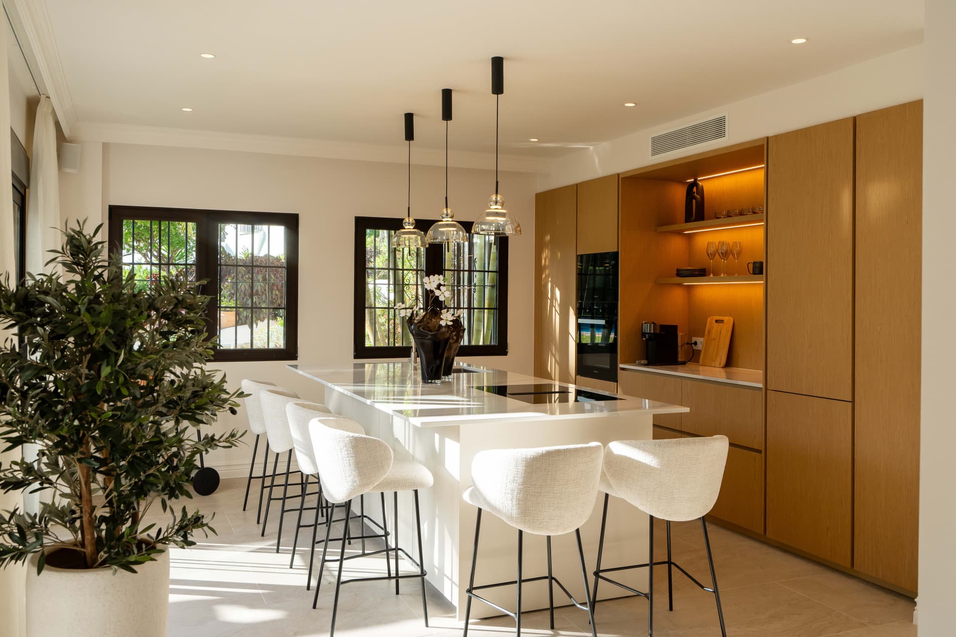 A fully renovated 3-bedroom apartment in iconic Aldea Blanca, rebuilt to Scandinavian standards with premium finishes and two south-west terraces, steps from Puerto Banús.