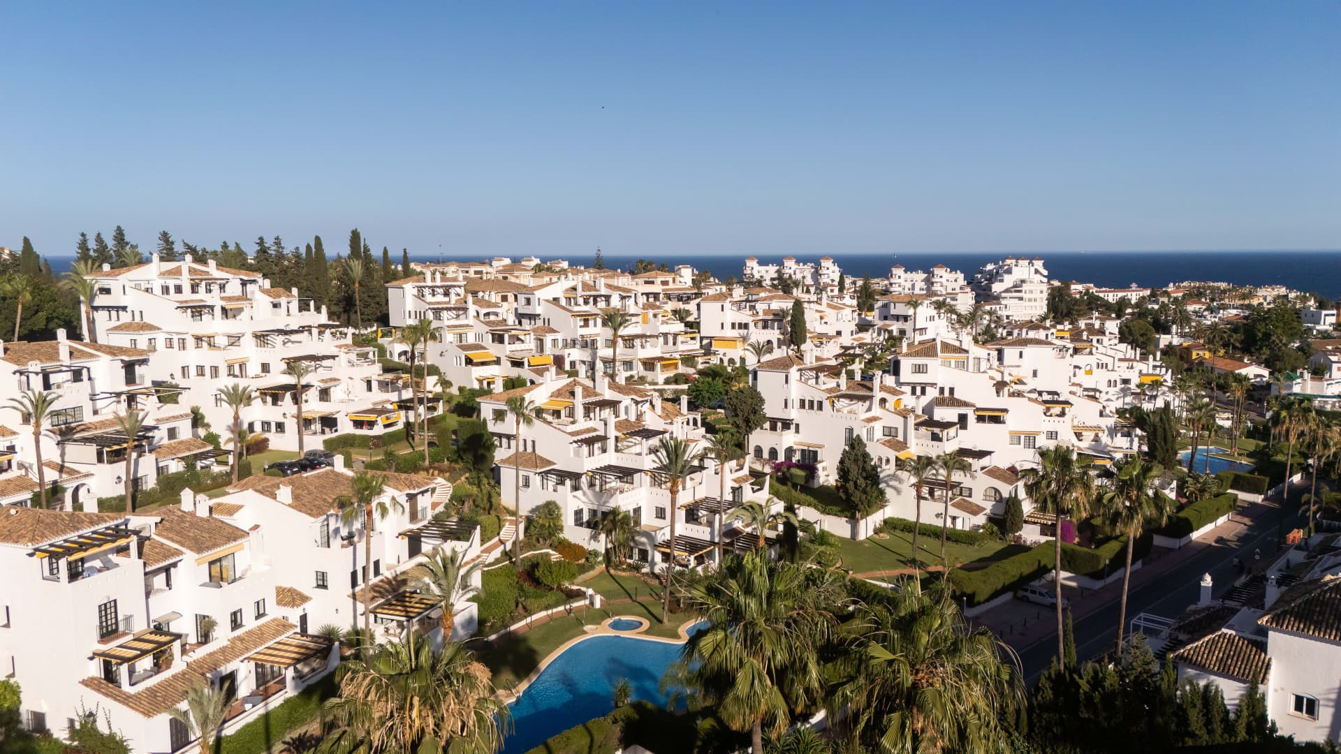 A fully renovated 3-bedroom apartment in iconic Aldea Blanca, rebuilt to Scandinavian standards with premium finishes and two south-west terraces, steps from Puerto Banús.