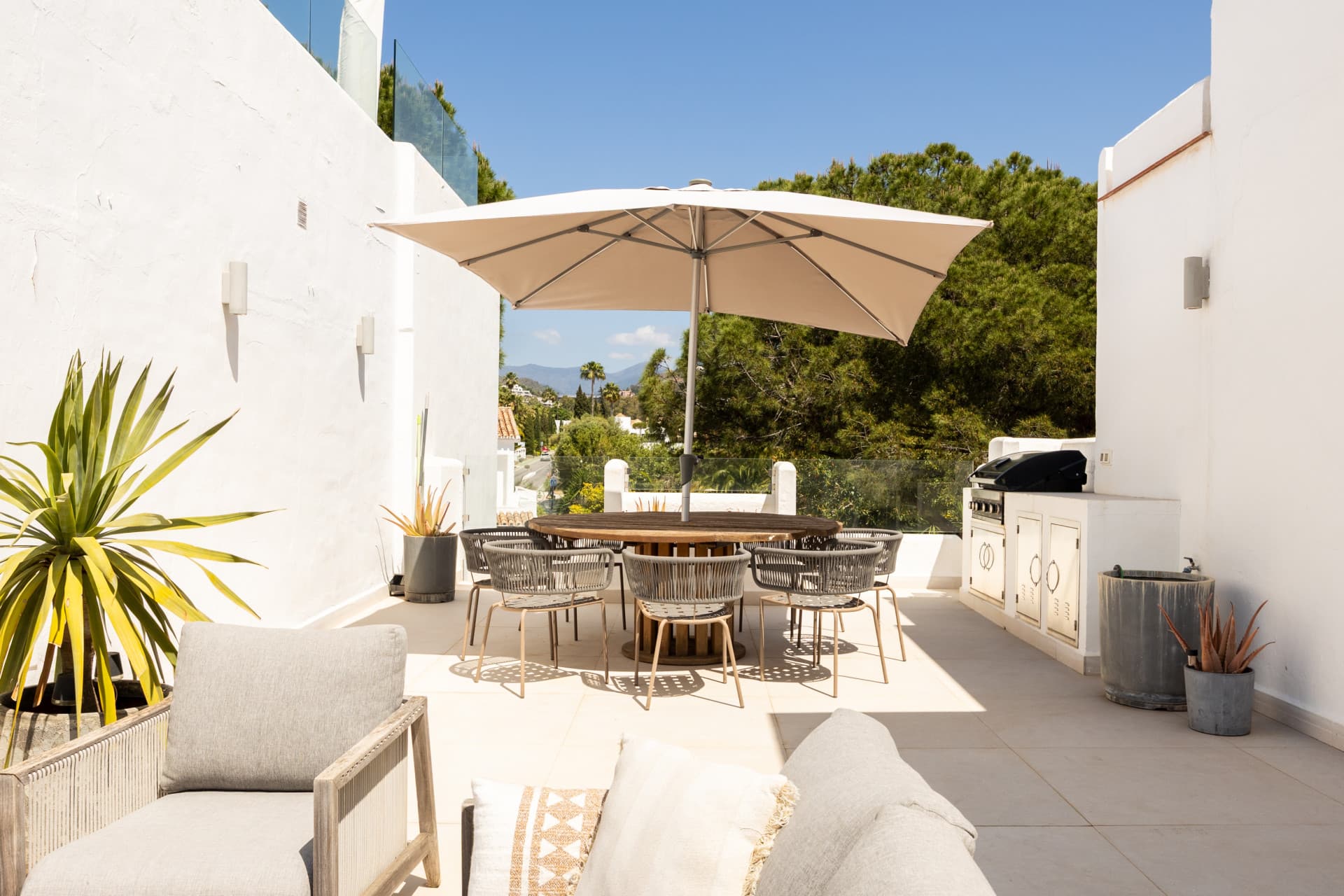 Charming and private duplex apartment located in the heart of Nueva Andalucía’s prestigious Golf Valley