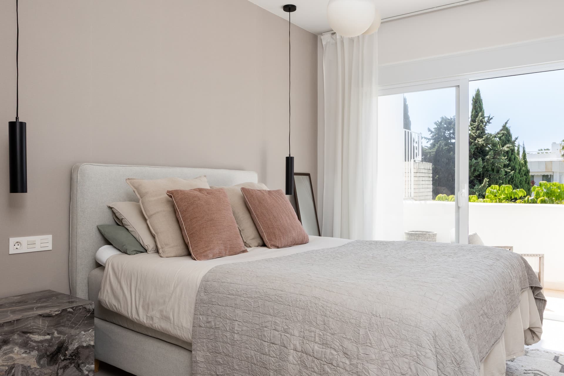 Charming and private duplex apartment located in the heart of Nueva Andalucía’s prestigious Golf Valley