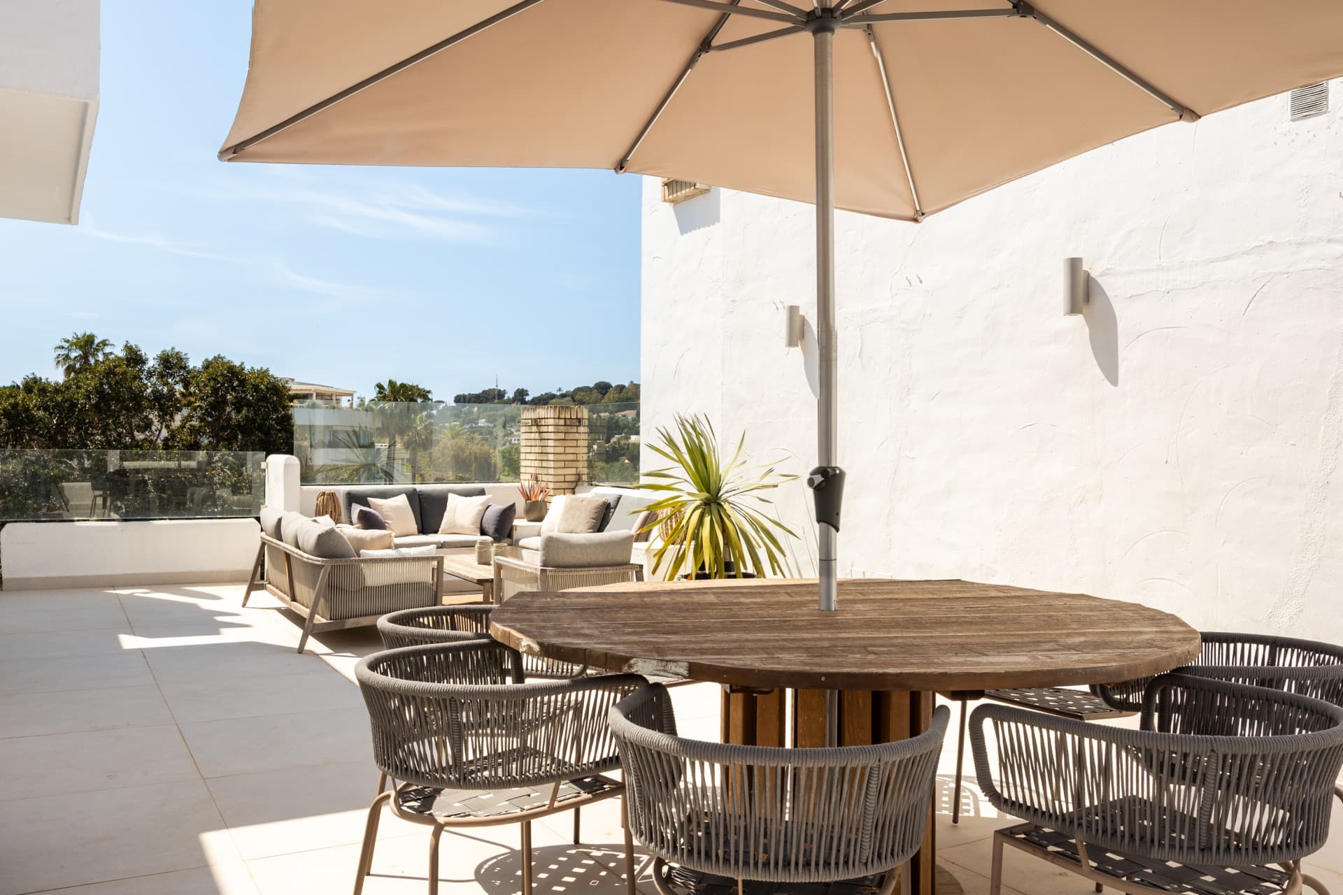 Encantador y privado apartamento dúplex situado en el corazón del prestigioso Valle del Golf de Nueva Andalucía