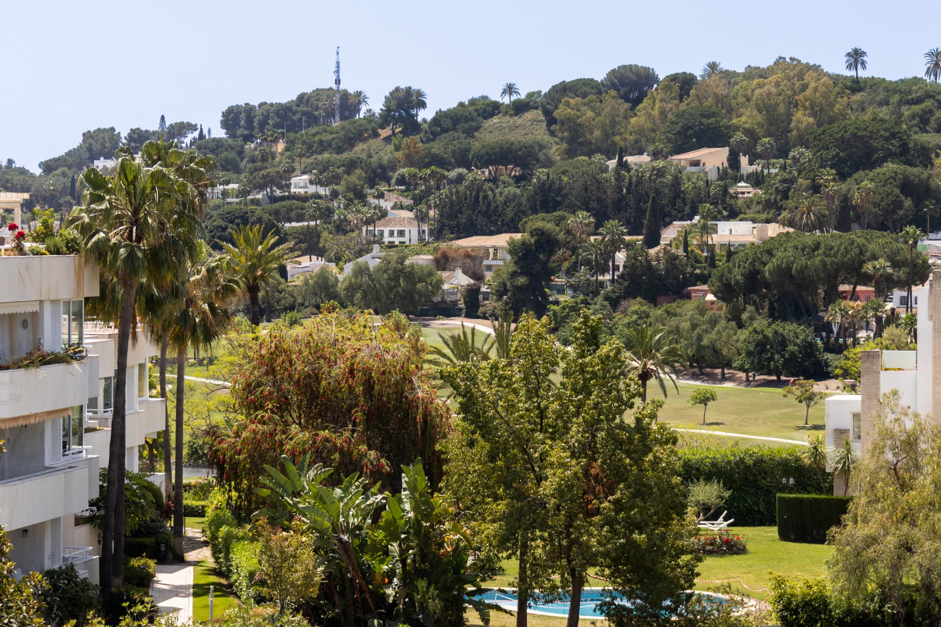 Charming and private duplex apartment located in the heart of Nueva Andalucía’s prestigious Golf Valley