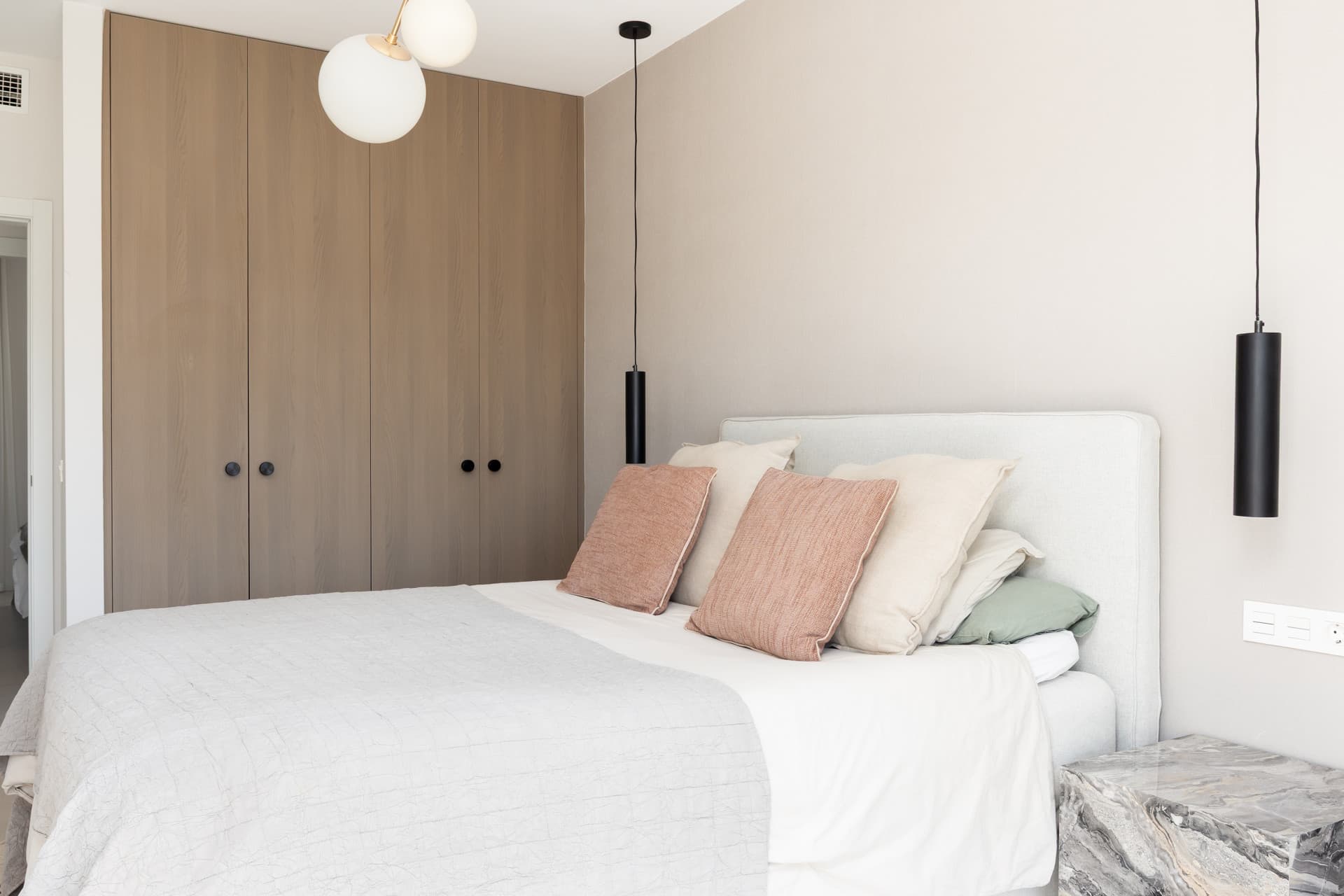 Charming and private duplex apartment located in the heart of Nueva Andalucía’s prestigious Golf Valley