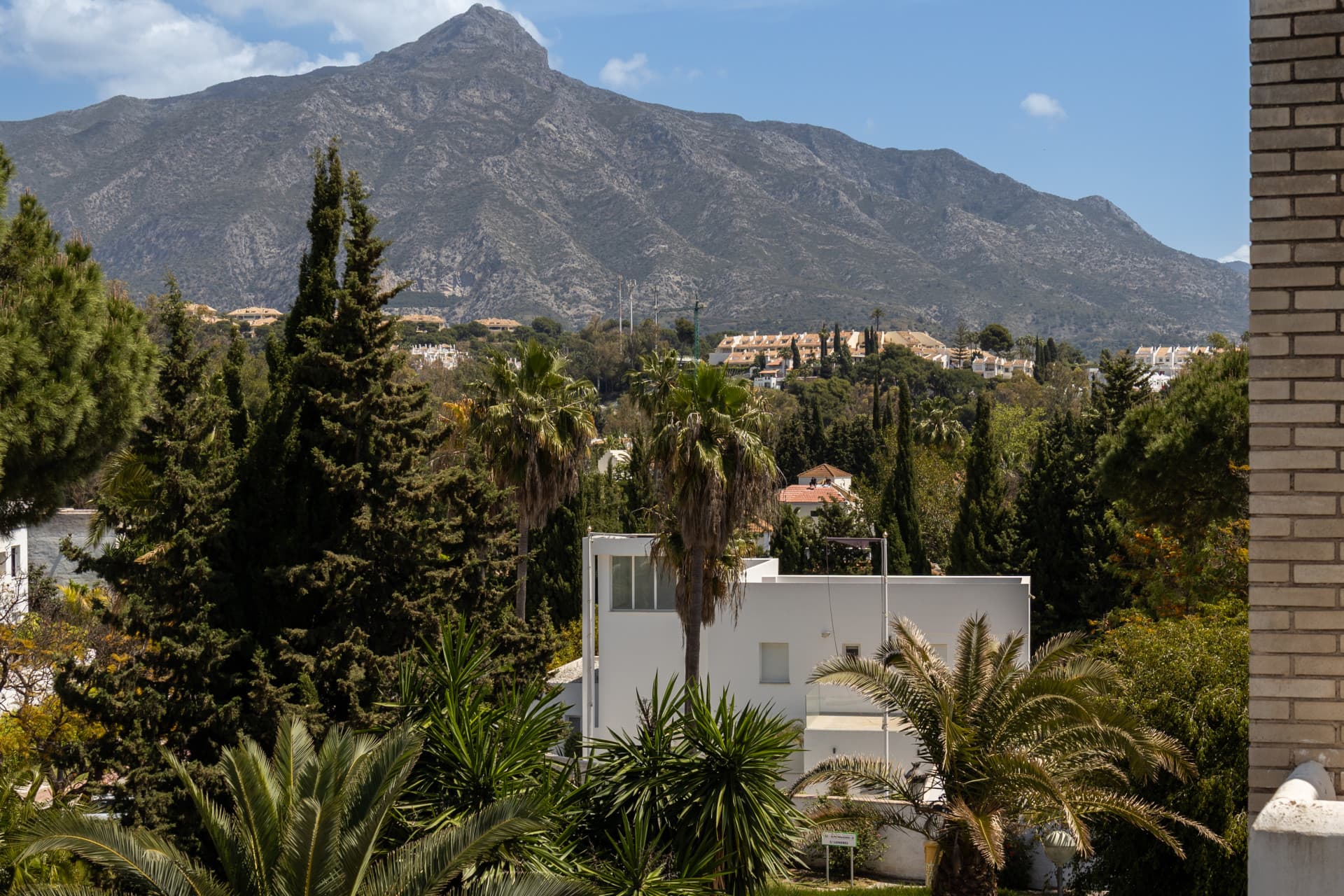 Charming and private duplex apartment located in the heart of Nueva Andalucía’s prestigious Golf Valley
