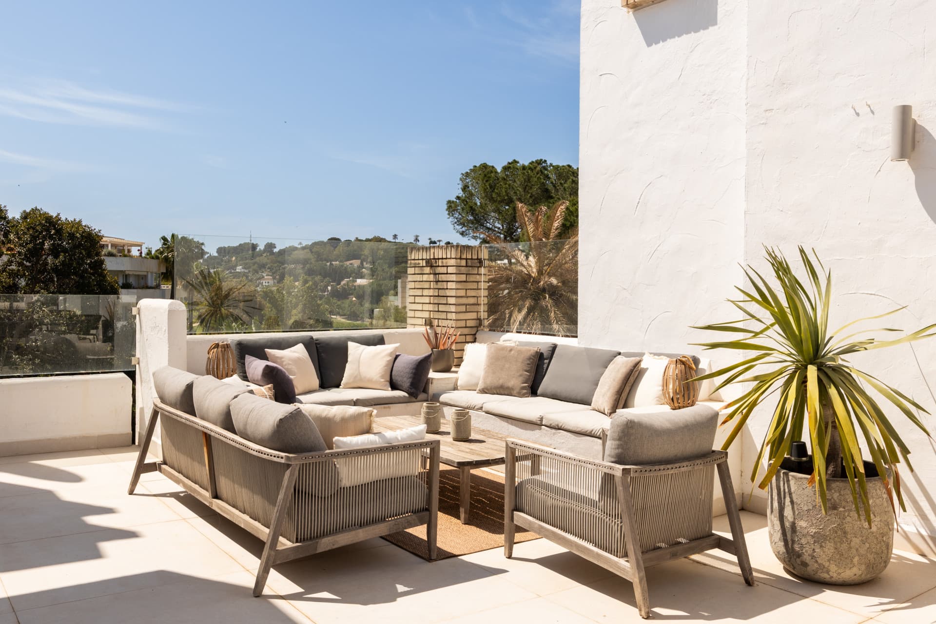 Charming and private duplex apartment located in the heart of Nueva Andalucía’s prestigious Golf Valley