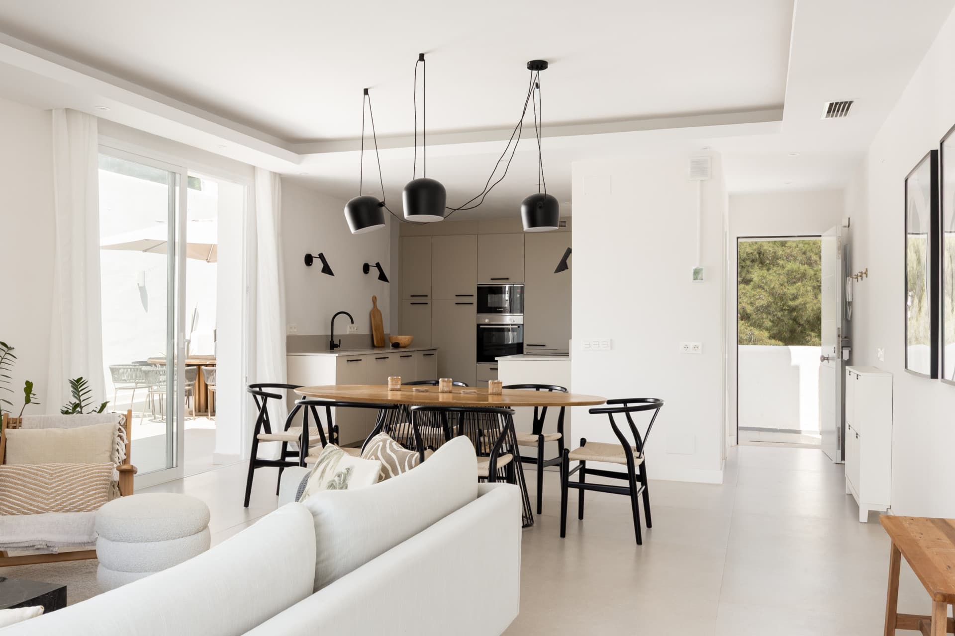Charming and private duplex apartment located in the heart of Nueva Andalucía’s prestigious Golf Valley