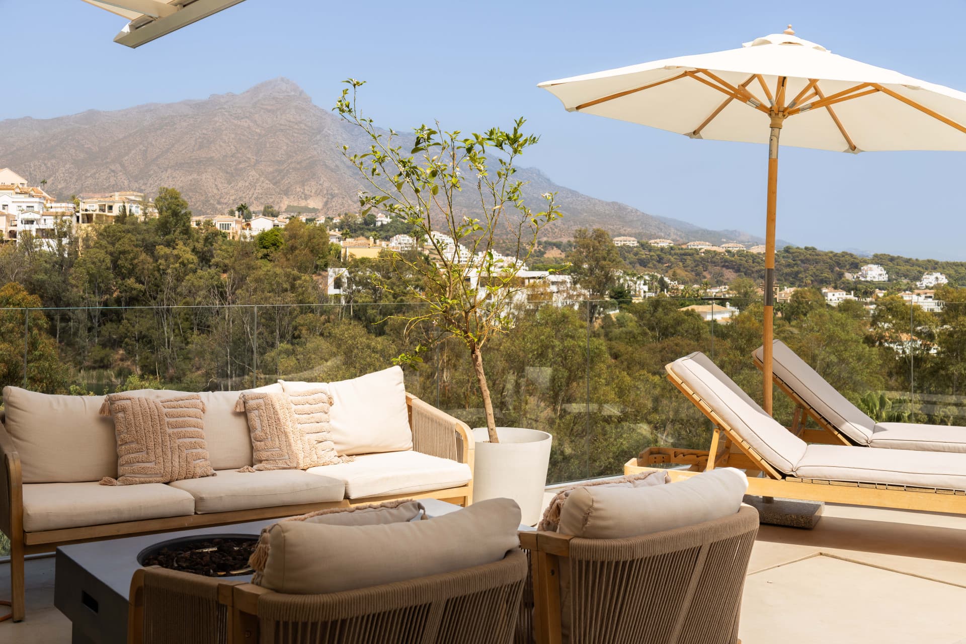 Panoramic sea, lake and La Concha views meet modern design, a private plunge pool and stylish outdoor living in Les Belvederes, Nueva Andalucia.