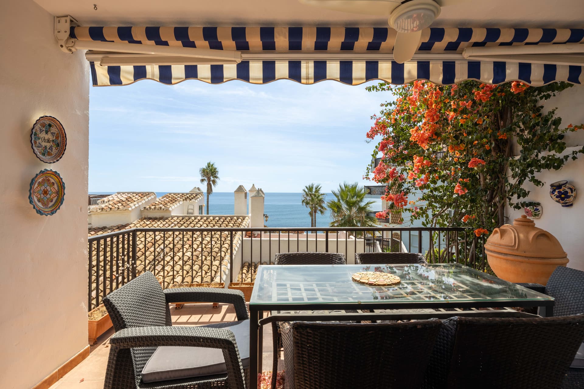 Panoramic sea views, a spacious terrace, outdoor dining and a communal pool in sought-after Calahonda.
