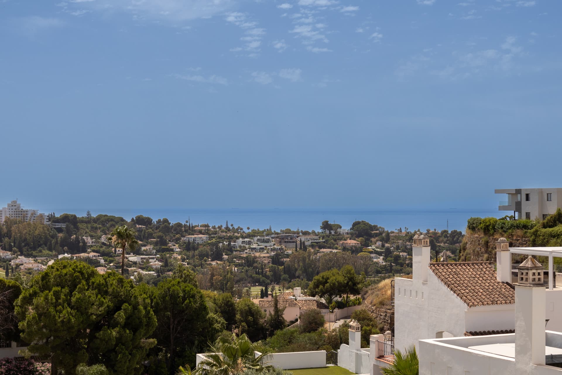 Stunning 2-bedroom penthouse in Paraiso Pueblo, Benahavís, offering panoramic sea views, a 100m² rooftop solarium, luxury resort-style amenities