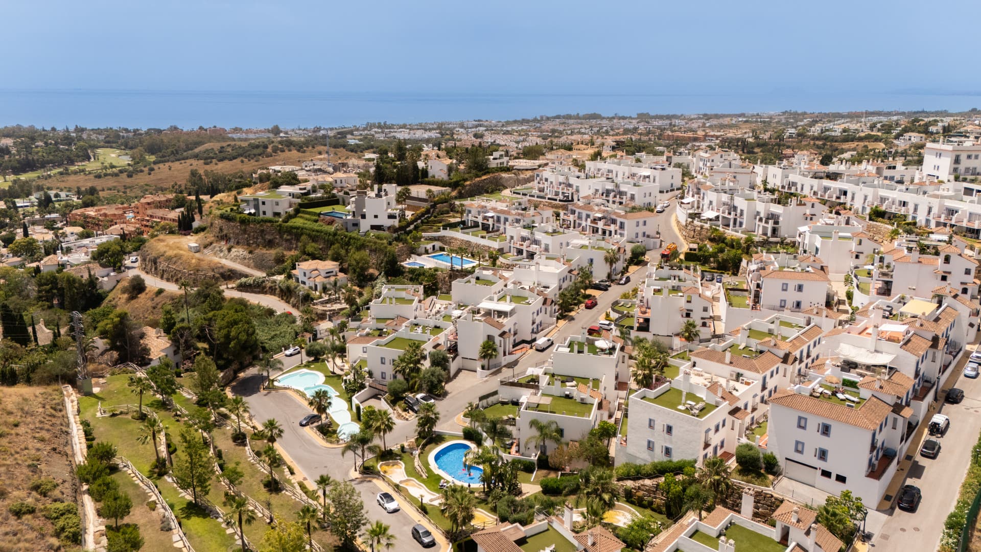 Stunning 2-bedroom penthouse in Paraiso Pueblo, Benahavís, offering panoramic sea views, a 100m² rooftop solarium, luxury resort-style amenities