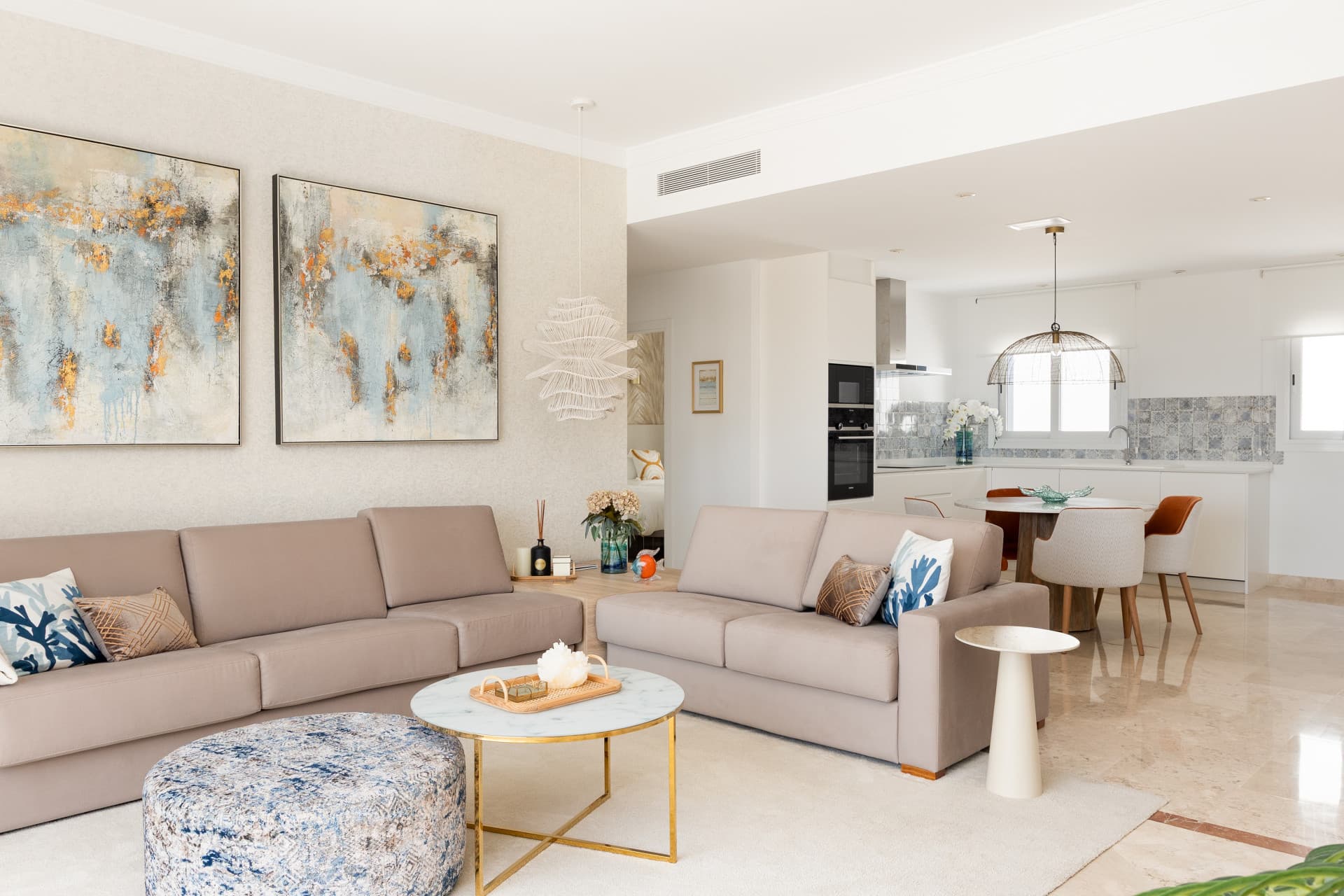 Stunning 2-bedroom penthouse in Paraiso Pueblo, Benahavís, offering panoramic sea views, a 100m² rooftop solarium, luxury resort-style amenities
