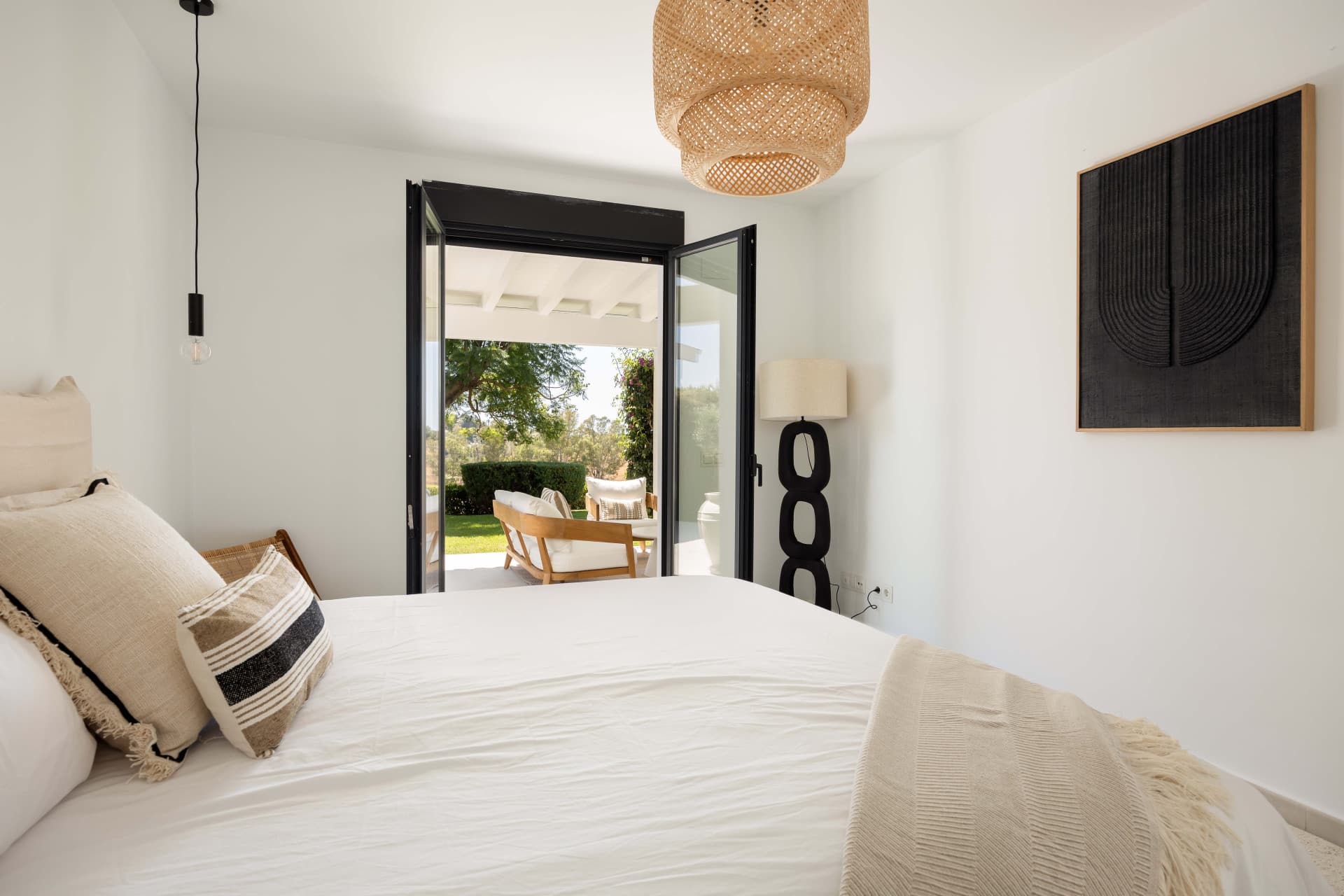Frontline golf villa in El Paraíso with 4 bedrooms, heated saltwater pool, south-facing plot and mountain views