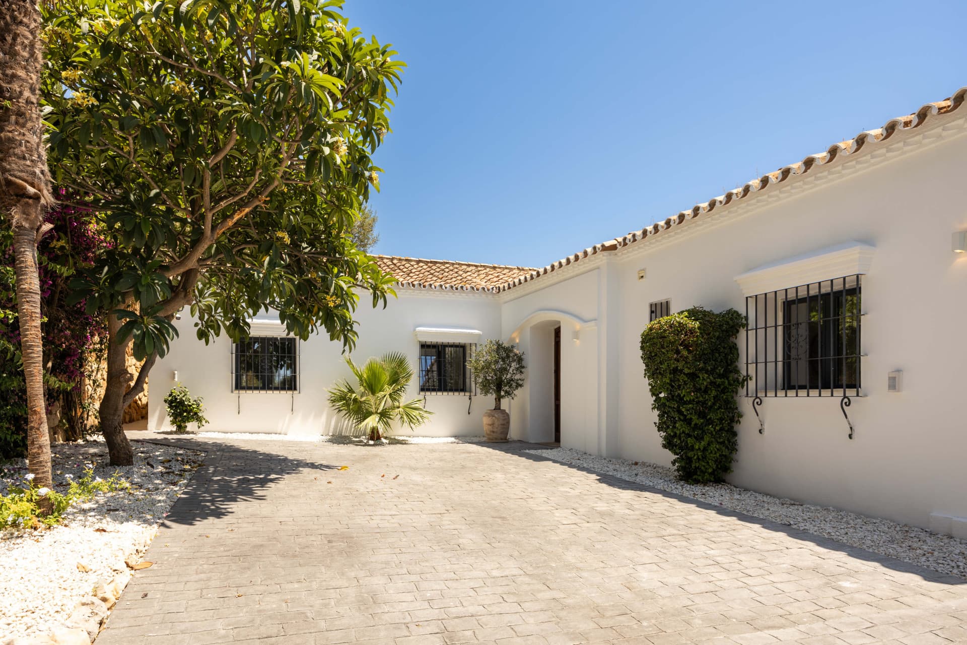 Frontline golf villa in El Paraíso with 4 bedrooms, heated saltwater pool, south-facing plot and mountain views