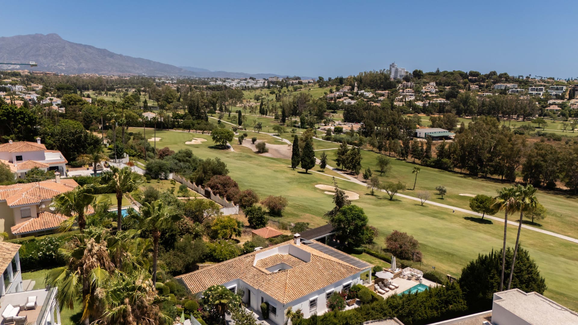 Frontline golf villa in El Paraíso with 4 bedrooms, heated saltwater pool, south-facing plot and mountain views
