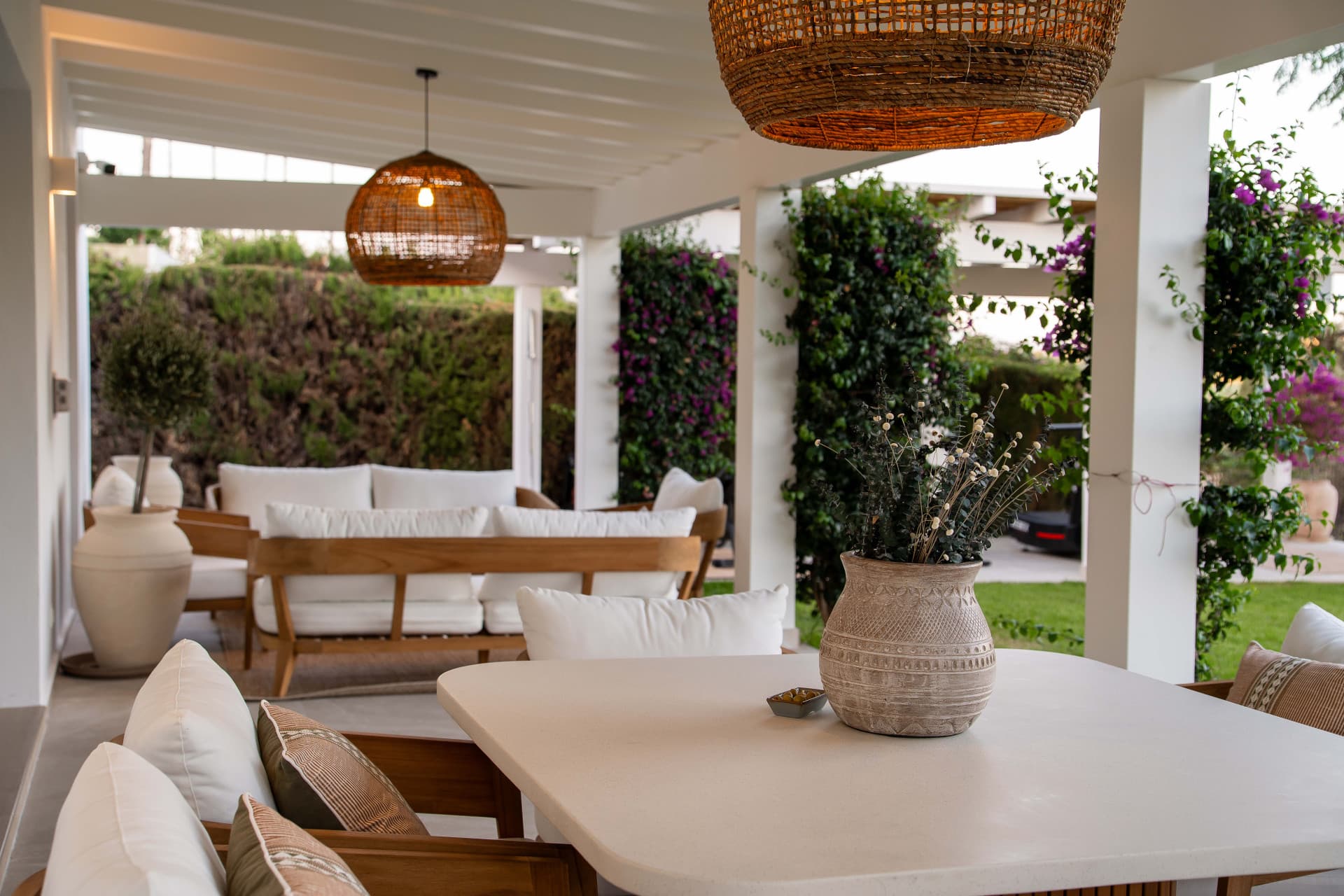Frontline golf villa in El Paraíso with 4 bedrooms, heated saltwater pool, south-facing plot and mountain views
